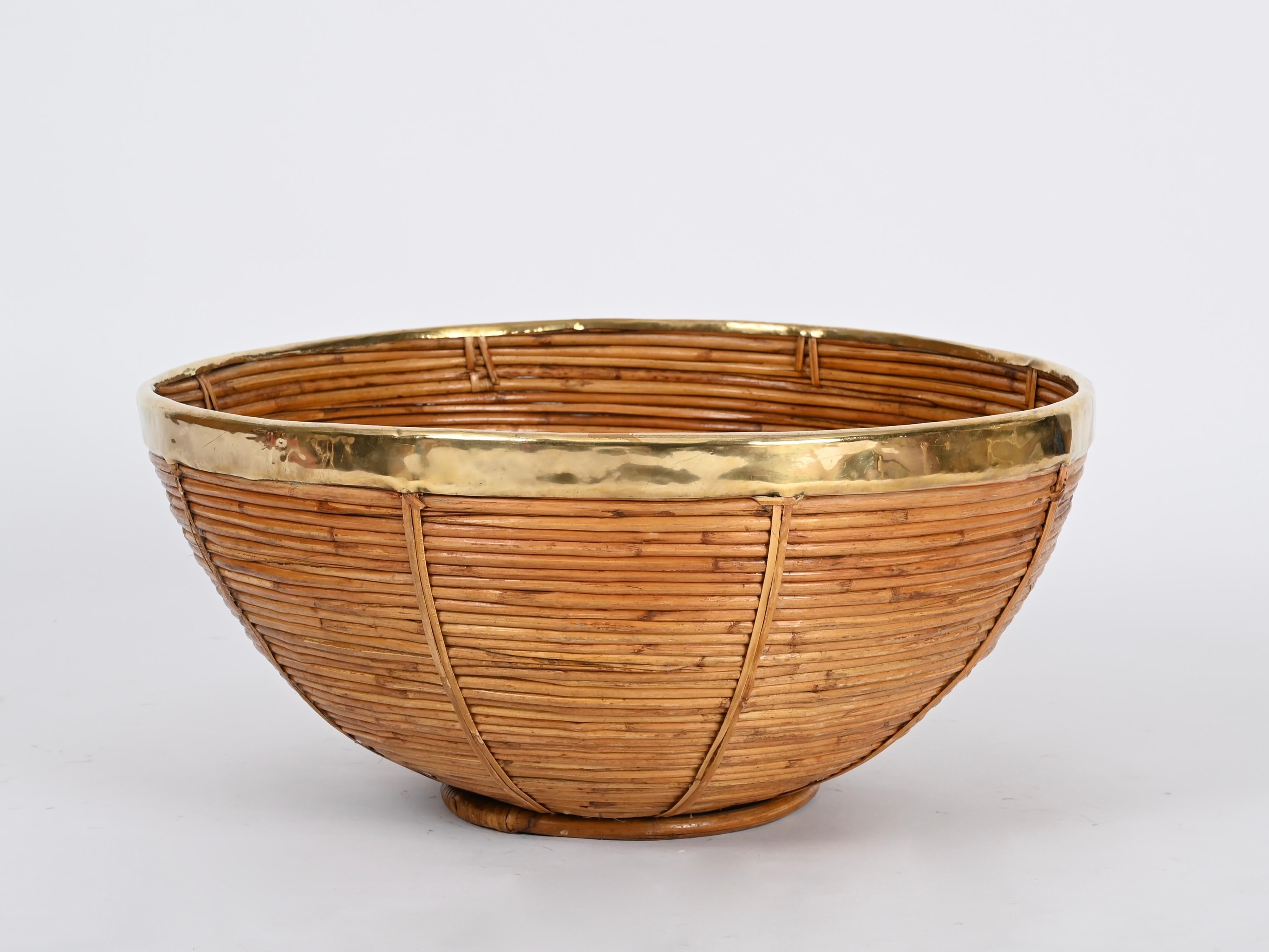 Laiton Grand panier incurvé en rotin, laiton et osier de Vivai del Sud, Italie, années 1970 en vente