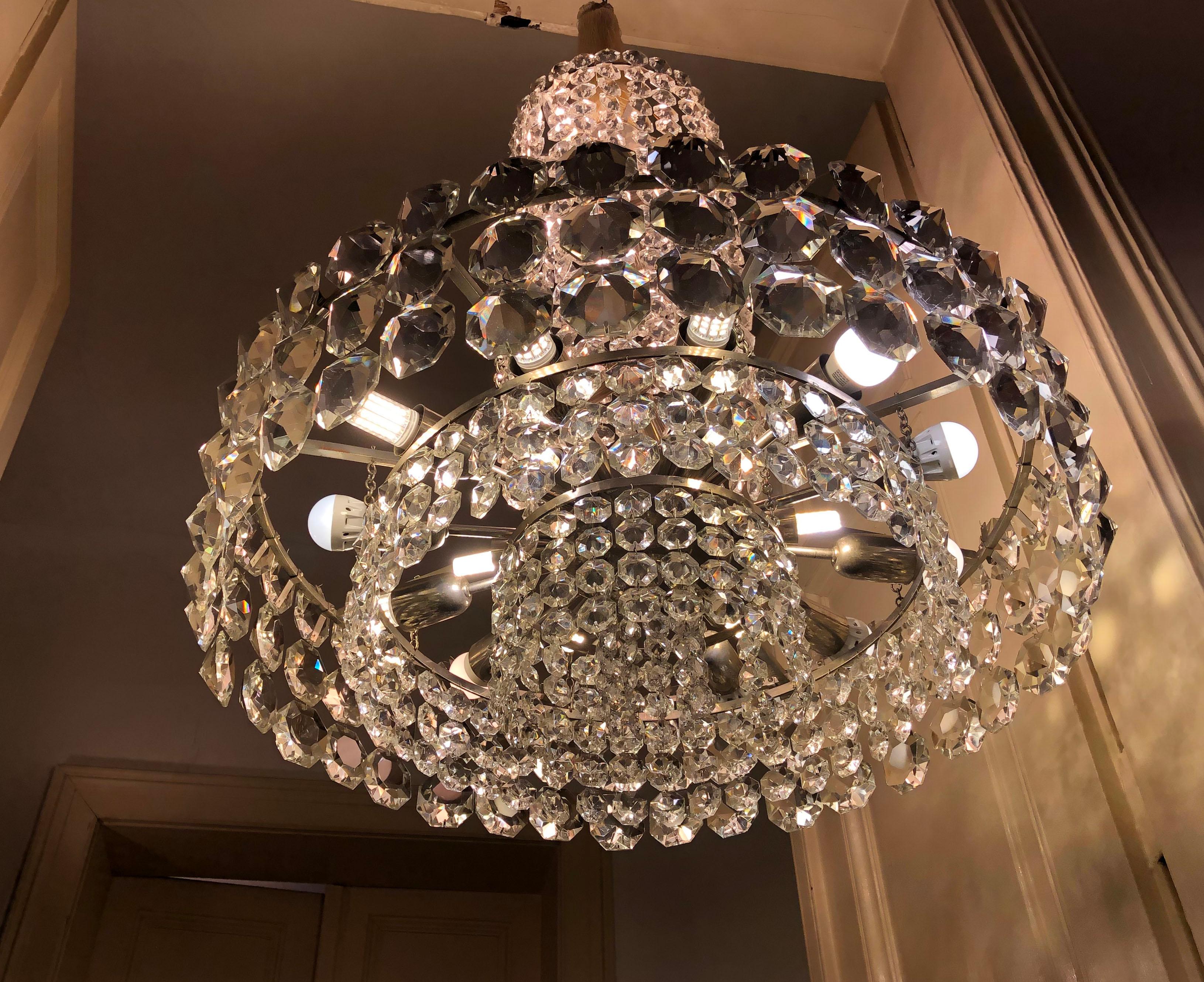 Austrian Huge Beautiful Crystal Chandelier by Bakalowits & Söhne Vienna, 1960s For Sale