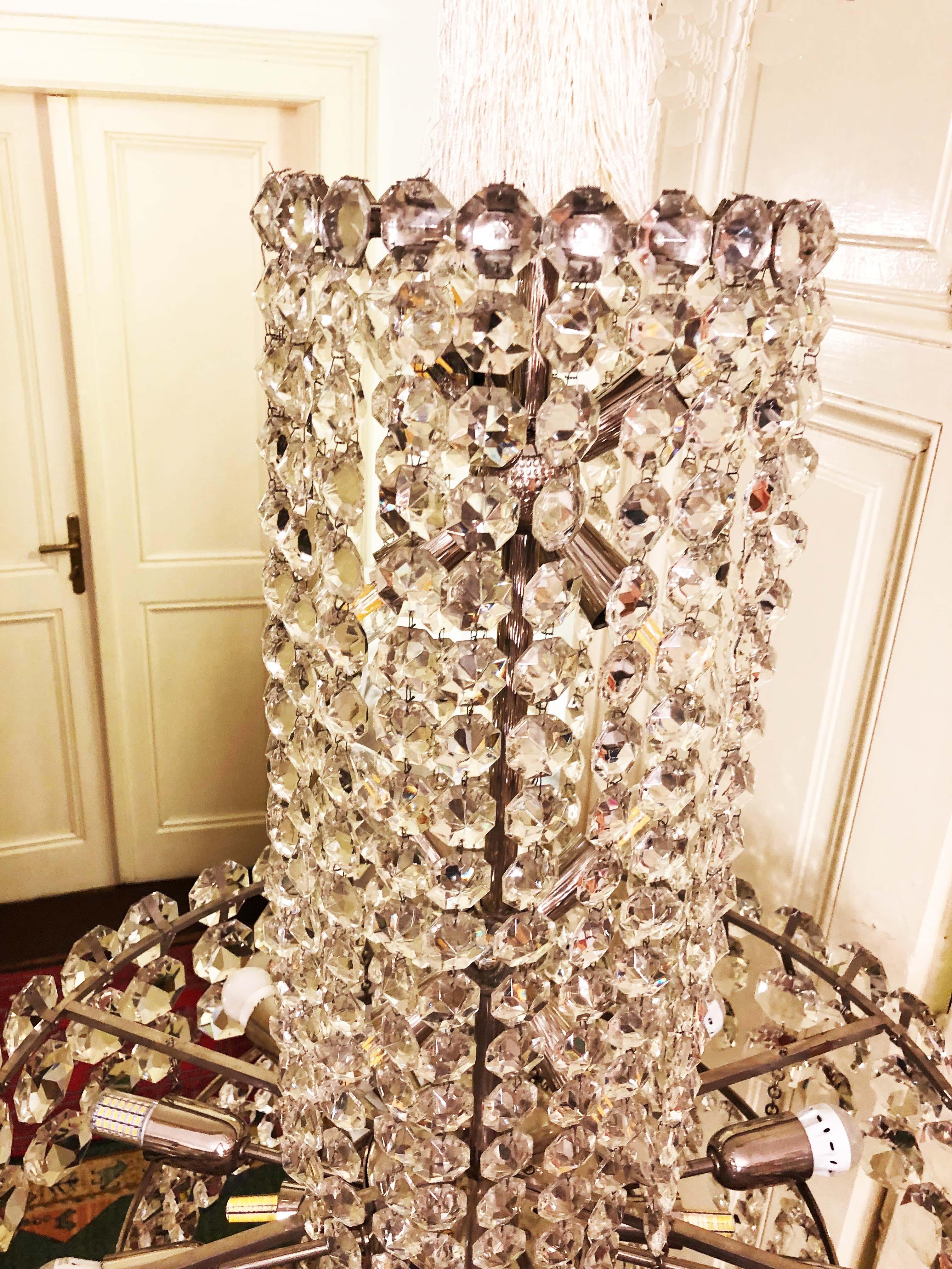 Huge Beautiful Crystal Chandelier by Bakalowits & Söhne Vienna, 1960s For Sale 1