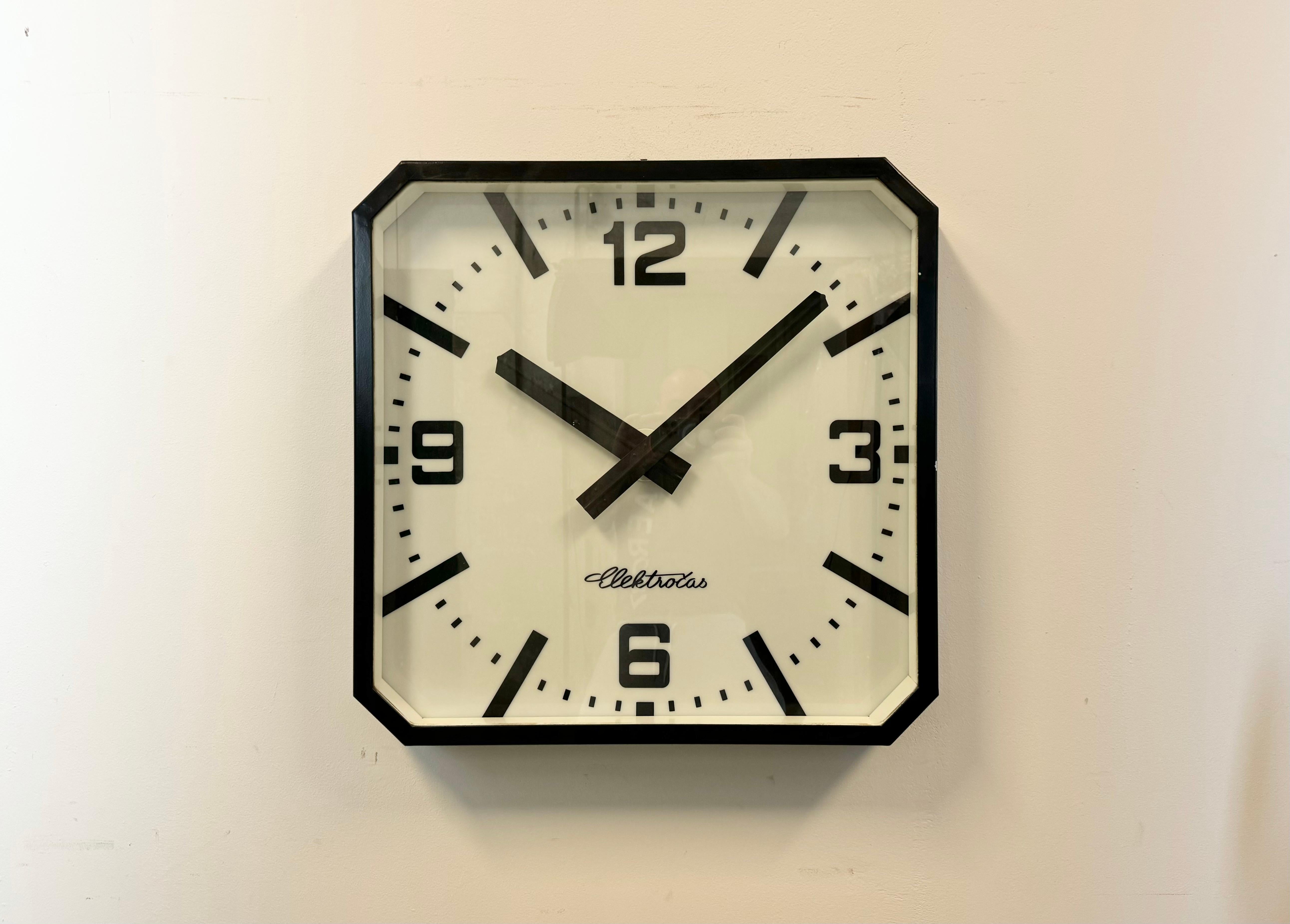 Cette horloge murale a été produite par Elektročas ( anciennement Pragotron ) en République tchèque dans les années 1990 - 2000 Elle présente un cadre en métal noir, un cadran en plastique, une aiguille en aluminium et un couvercle en verre