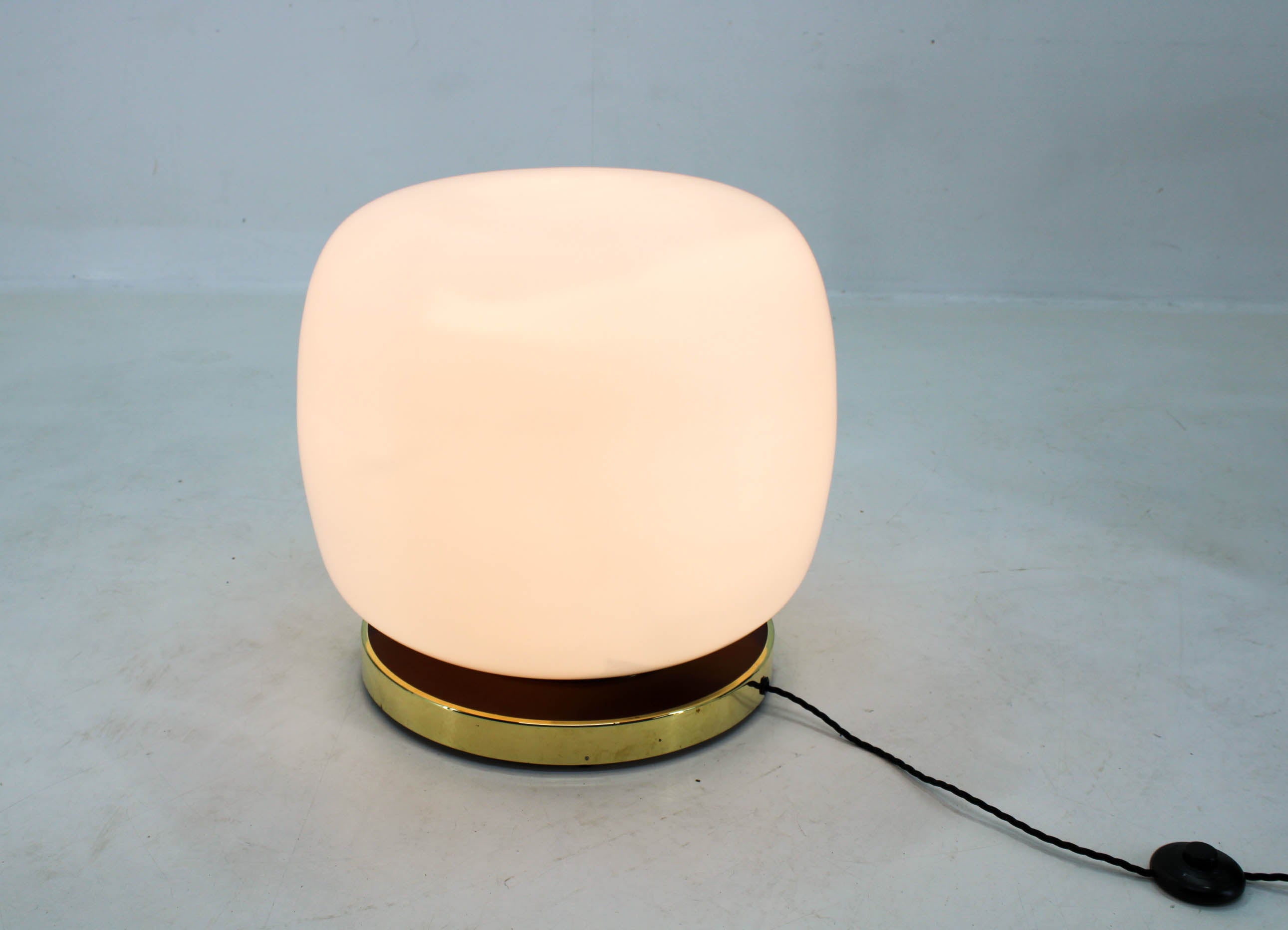 Huge floor lamp made by Kamenicky Senov in Czechoslovakia in late 1950s.
Brass base polished.
Rewired: 1x100W, E25-E27 bulb
US plug adapter included