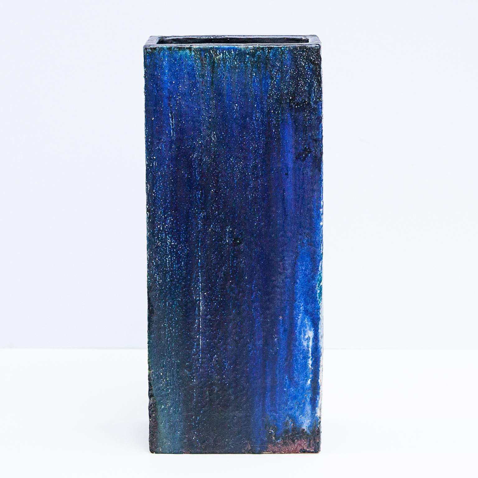 Monumentale blau glasierte Bodenvase aus Keramik von dem Künstler Helmut Friedrich Schäffenacker,  Deutschland 1960er Jahre. Wunderschönes Stück mit Künstlerzeichen.

Helmut Friedrich Schäffenacker (1921-2010) war ein renommierter und produktiver