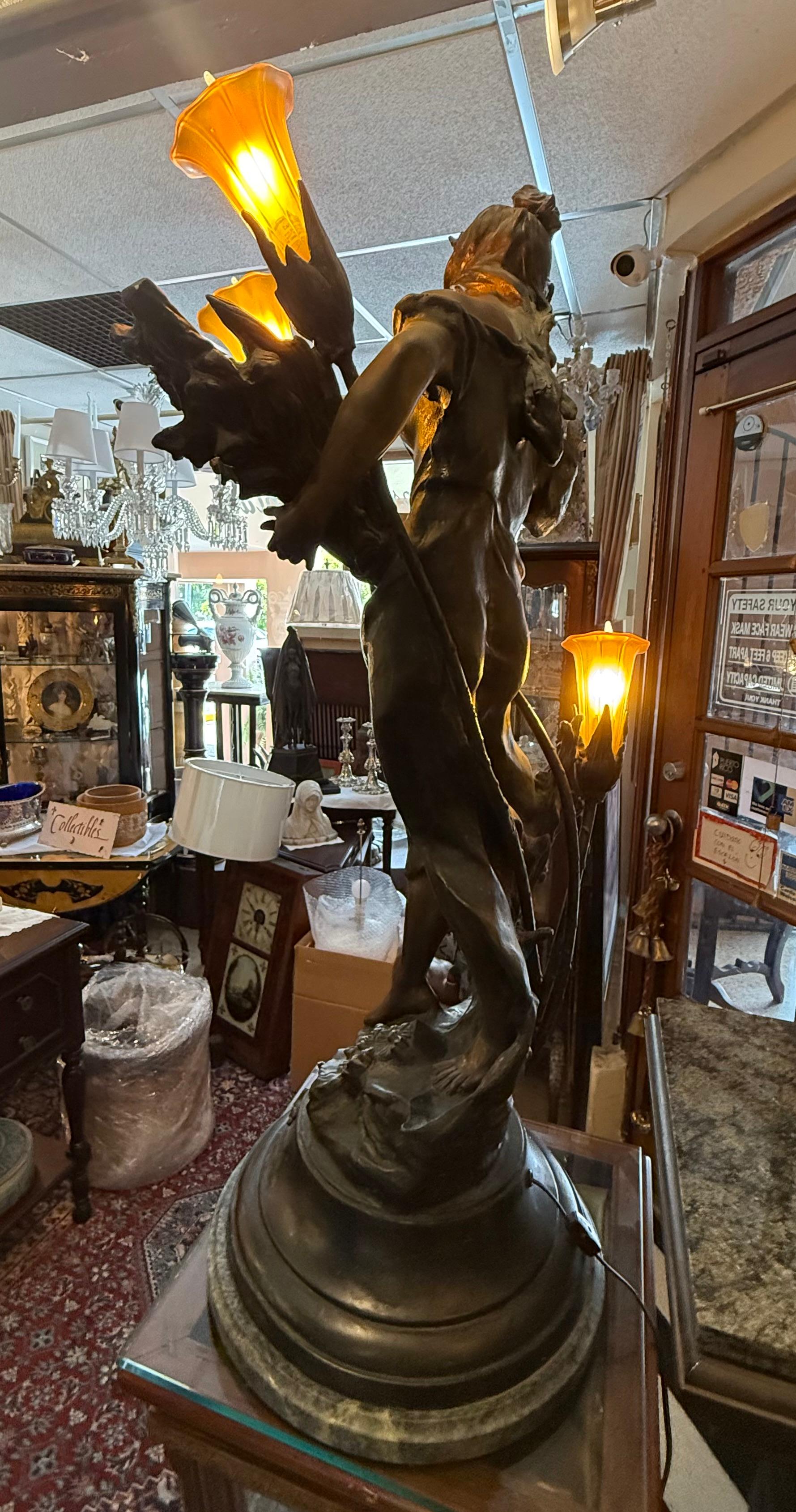 Énorme sculpture en bronze d'une dame avec du blé Lampe de table d'August Moreau en vente 3