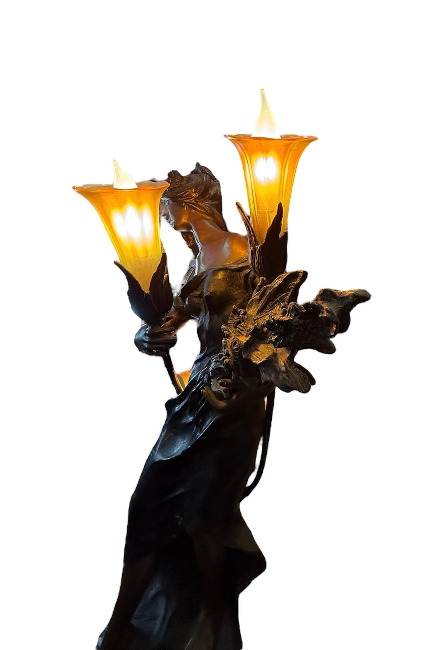 Moulé Énorme sculpture en bronze d'une dame avec du blé Lampe de table d'August Moreau en vente