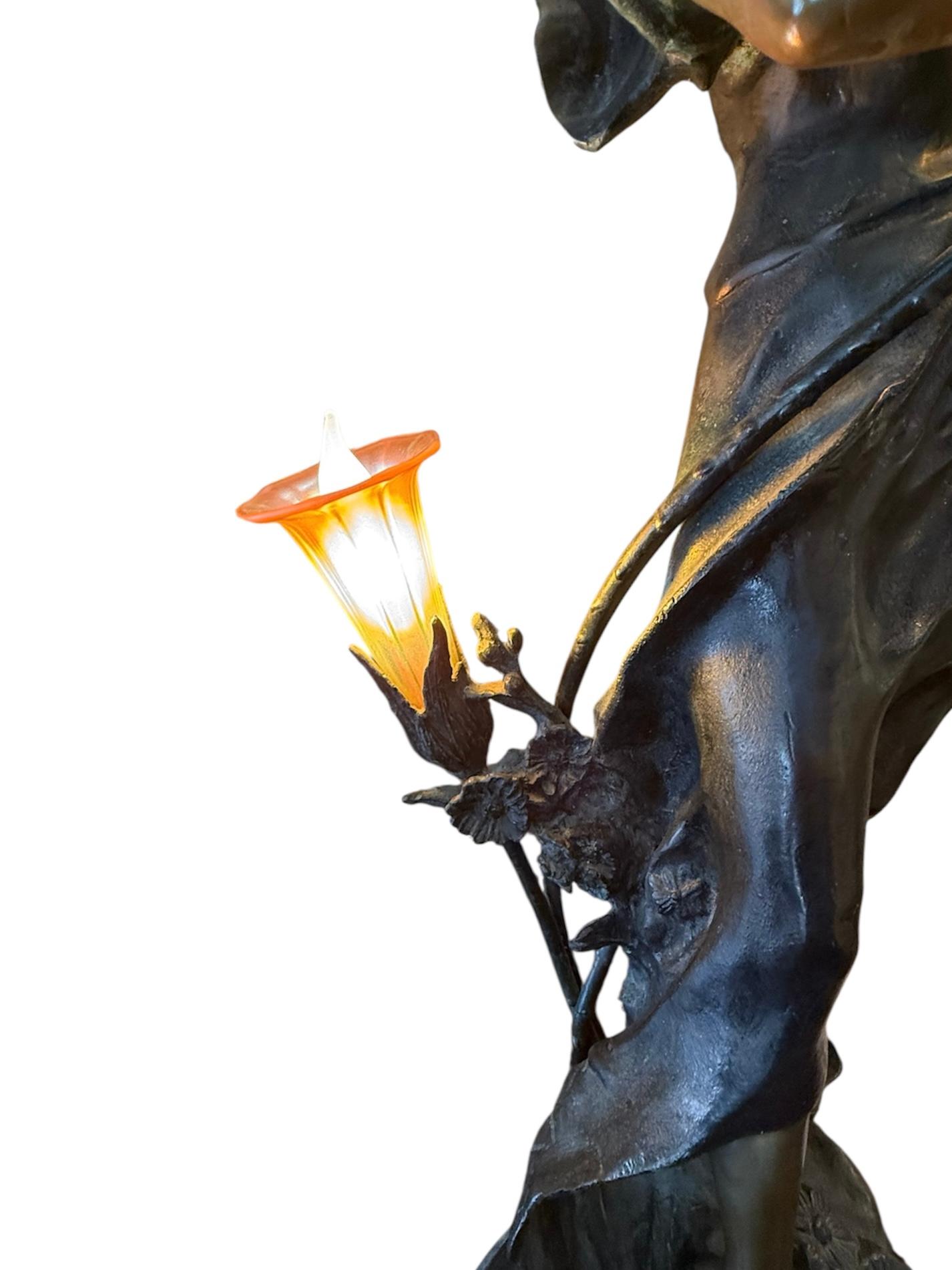 20ième siècle Énorme sculpture en bronze d'une dame avec du blé Lampe de table d'August Moreau en vente