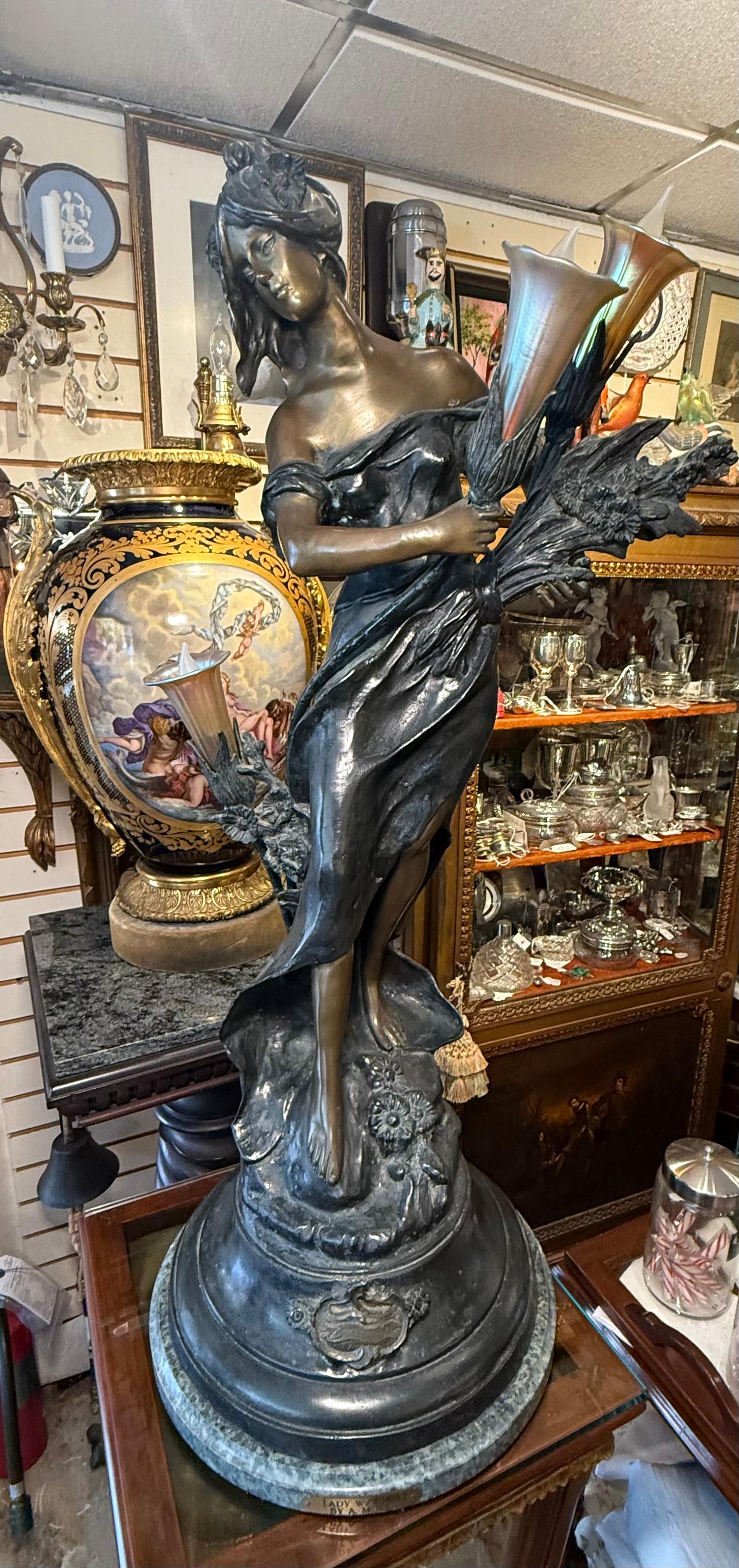 Énorme sculpture en bronze d'une dame avec du blé Lampe de table d'August Moreau en vente 1