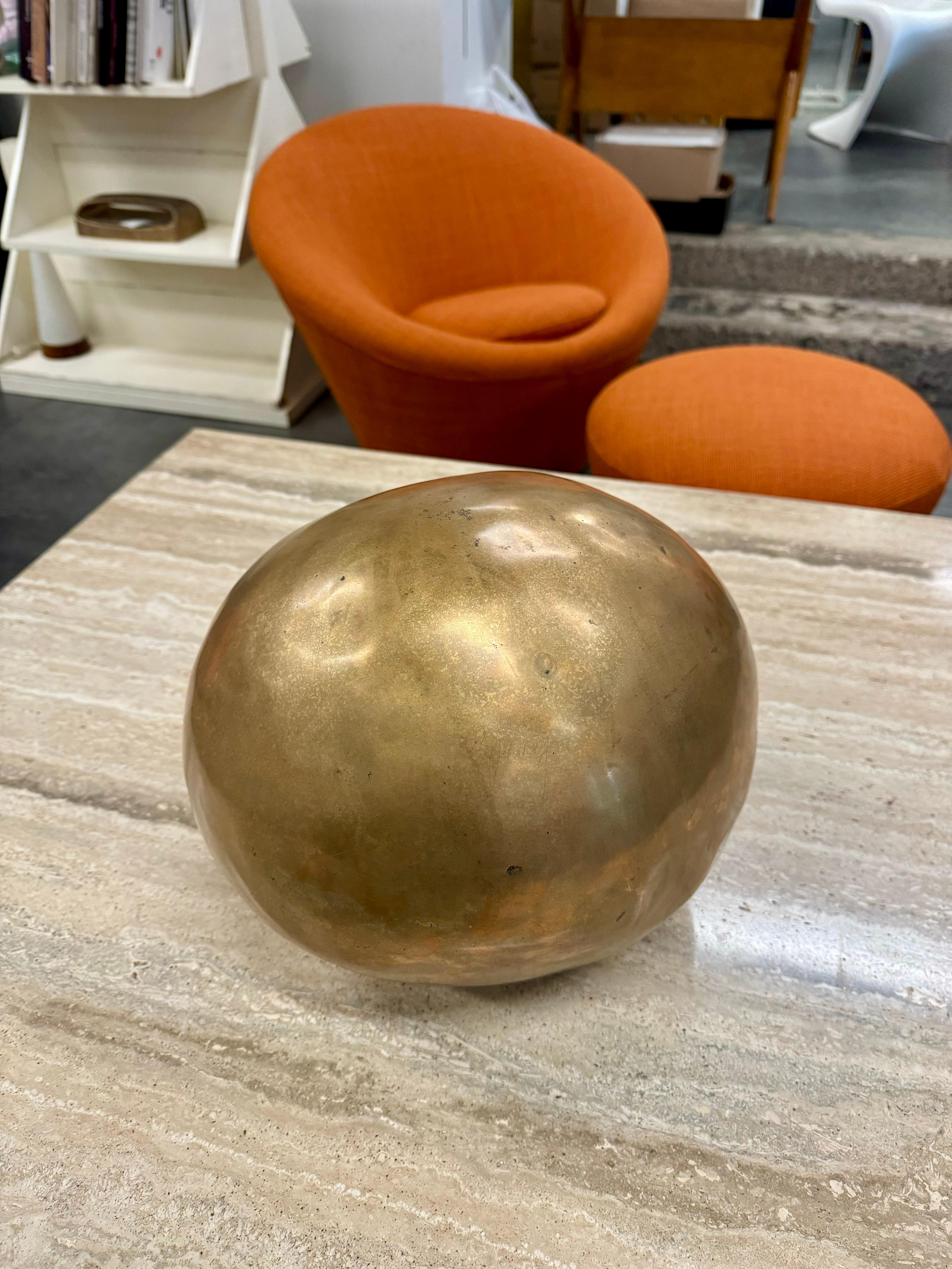 Grande sphère en bronze d'Ado Chale, milieu du siècle dernier  Bon état - En vente à Bruxelles, BE