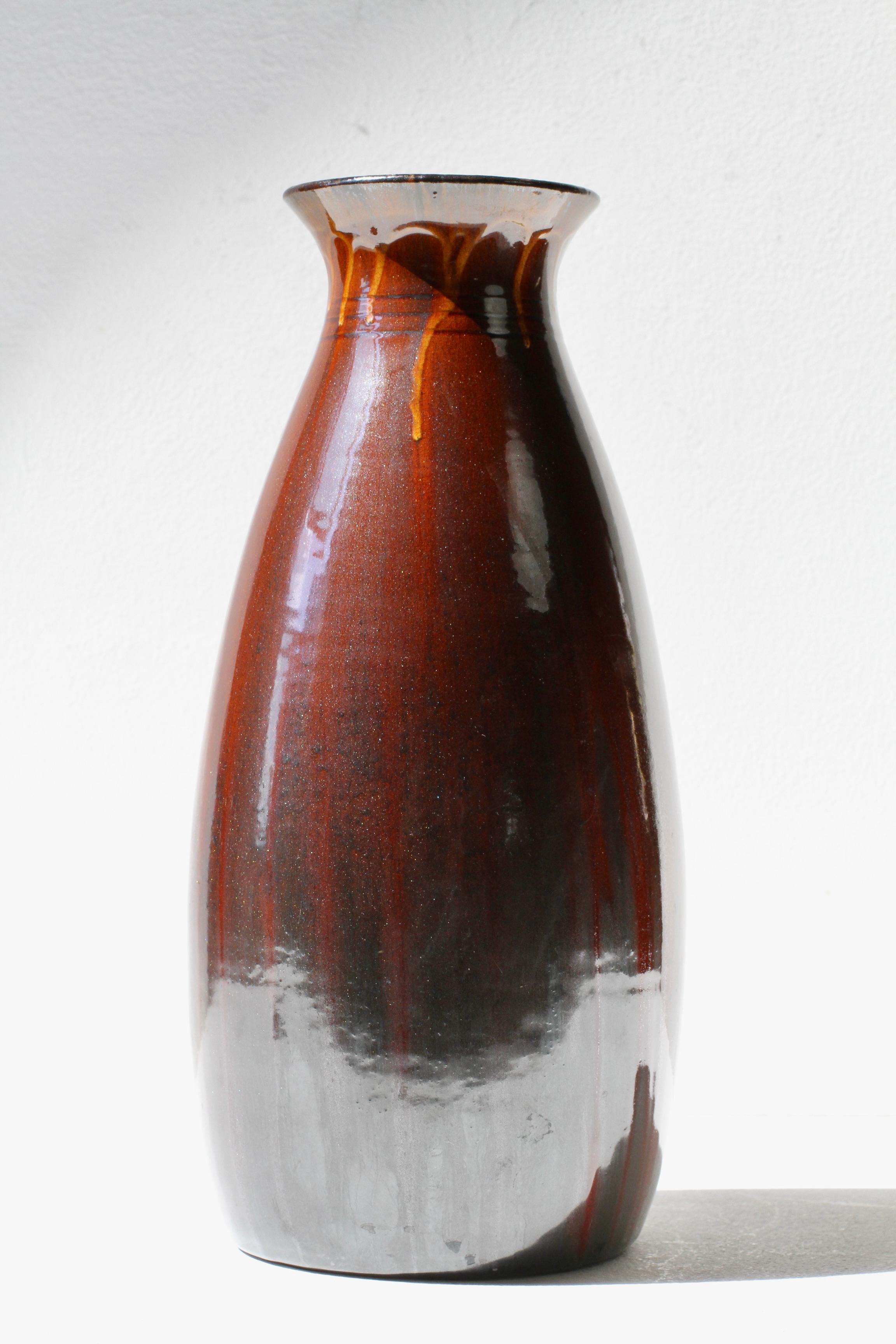 Monumentale e stupefacente vaso europeo in terracotta Art Déco di Willem Coenraad Brouwer (1877-1933), 1905-1910 circa. Questo è davvero un pezzo da museo - Con un'altezza di 34,6 cm (quasi 14 pollici), si tratta di un eccezionale e grande pezzo di