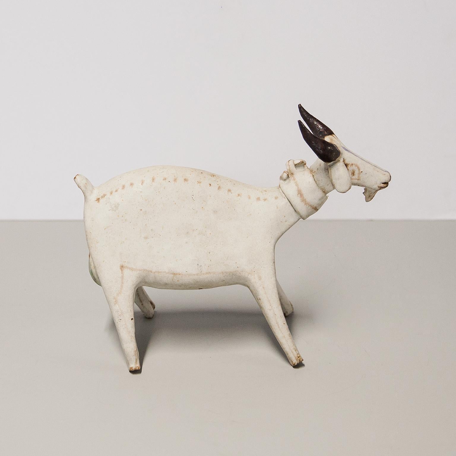 Stehender Löwe aus cremeweiß glasierter Keramik von Bruno Gambone aus den 1970er Jahren, auf der Unterseite signiert Gambone Italy.
Sehr selten zu finden in dieser großen Ziege Version und in ausgezeichnetem Zustand.