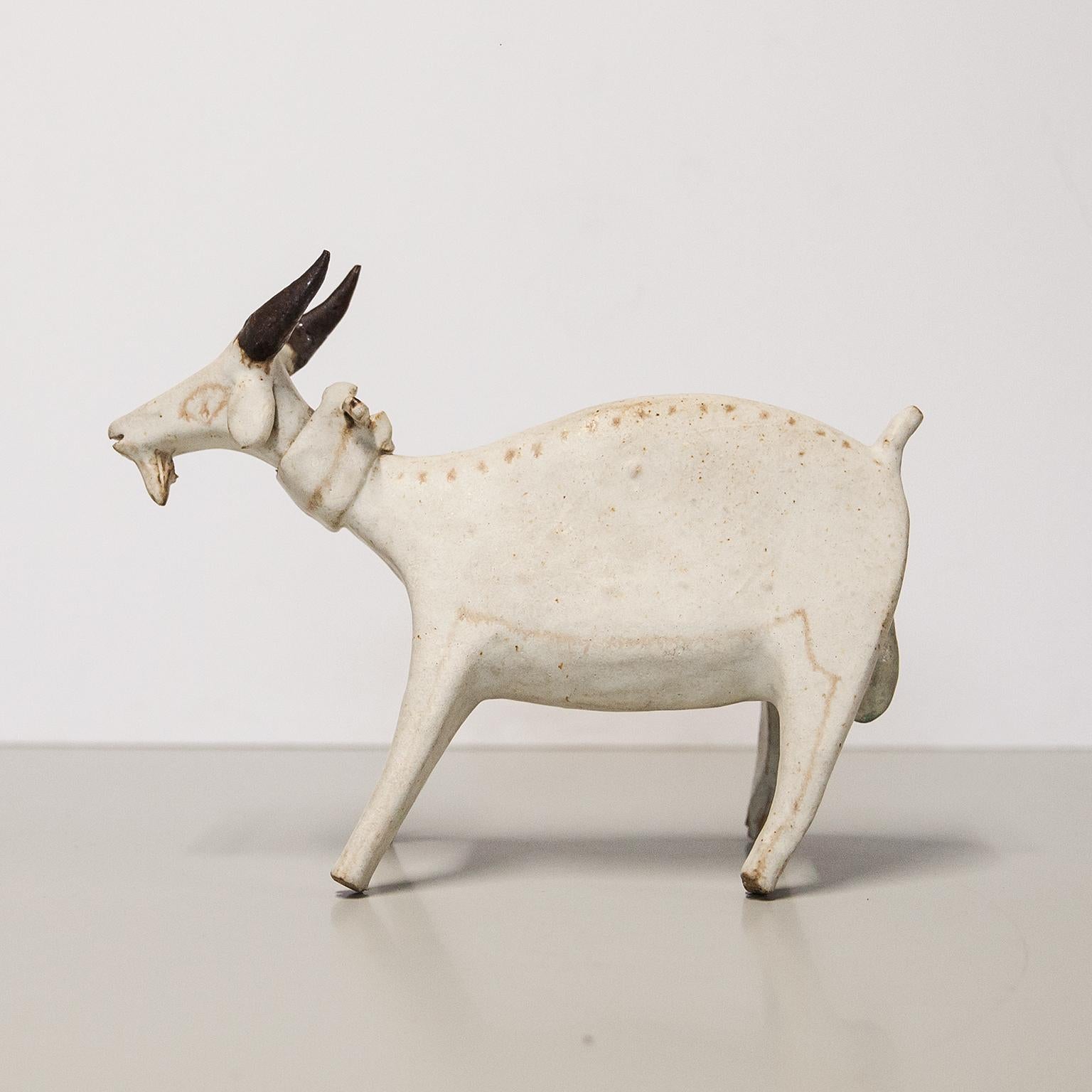 Huge Bruno Gambone Greige Stoneware Goat Sculpture In Good Condition For Sale In Munich, DE