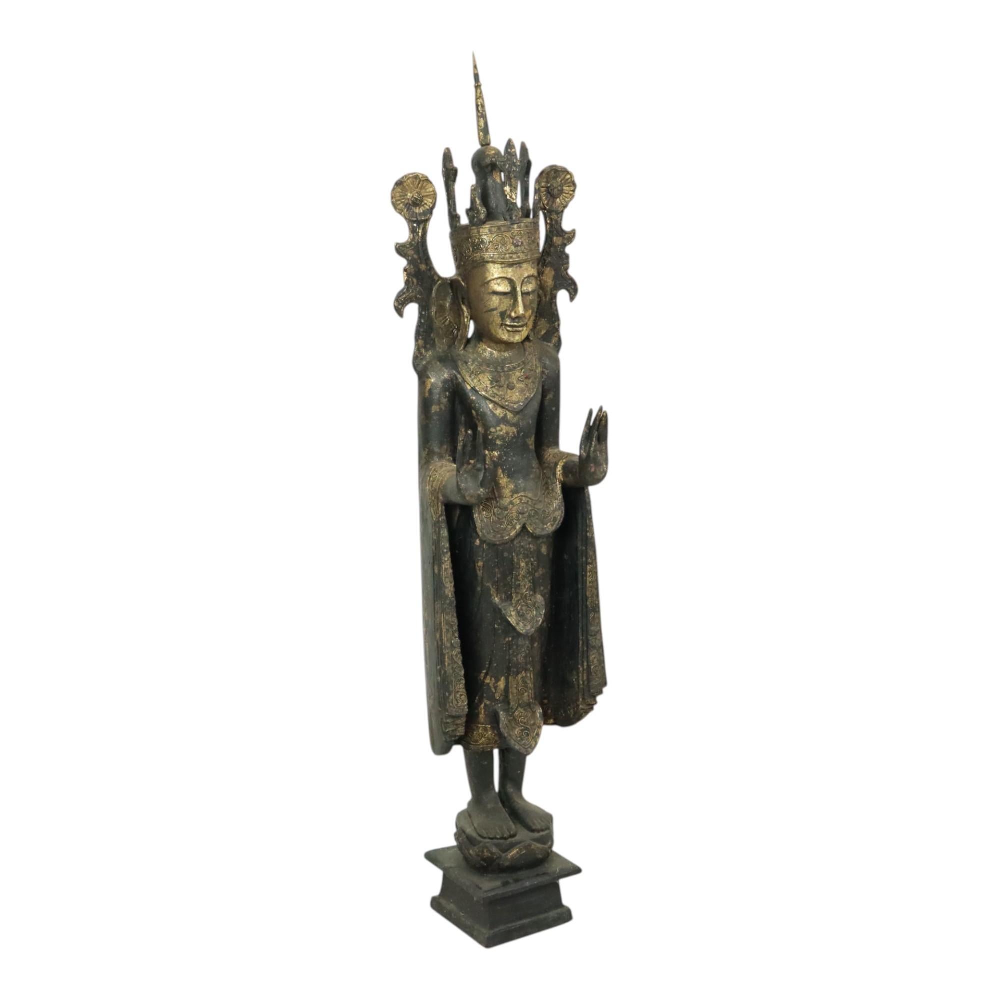 Impresionante y raro gran Buda de época sobre un pedestal cuadrado, de madera dorada, totalmente en estilo Mandalay, probablemente de Birmania, hacia la primera mitad del siglo XX o antes.

Esta enorme estatua, de nada menos que 135 cm de altura, es