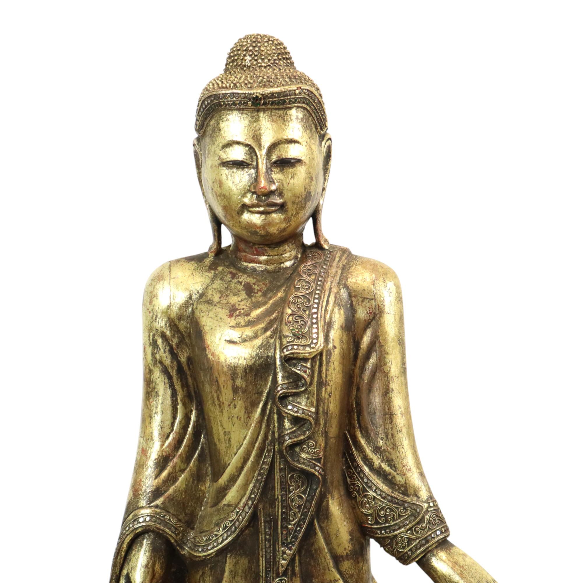 Impressive large vintage Buddha on a square black base, made of gilded wood, decorated with pieces of colored mirror glass, completely in Mandalay style, probably from Burma, circa mid-20th century.

Enormous statue of no less than 140cm, a real