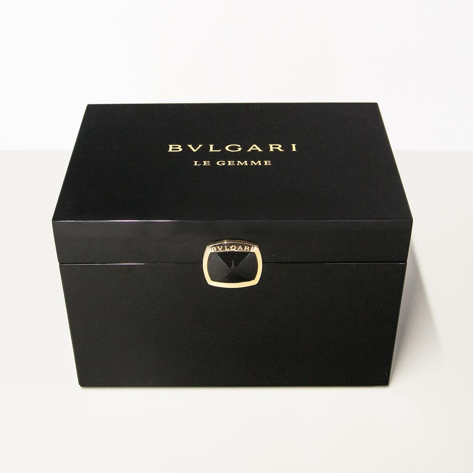 We present to you a beautiful large Chinese lacquer gemstone box from the traditional jewelry brand Bvlgari in excellent condition. This high-quality box is made of highly polished Chinese lacquer and has a gold-plated Bvlgaria buckle as a closure