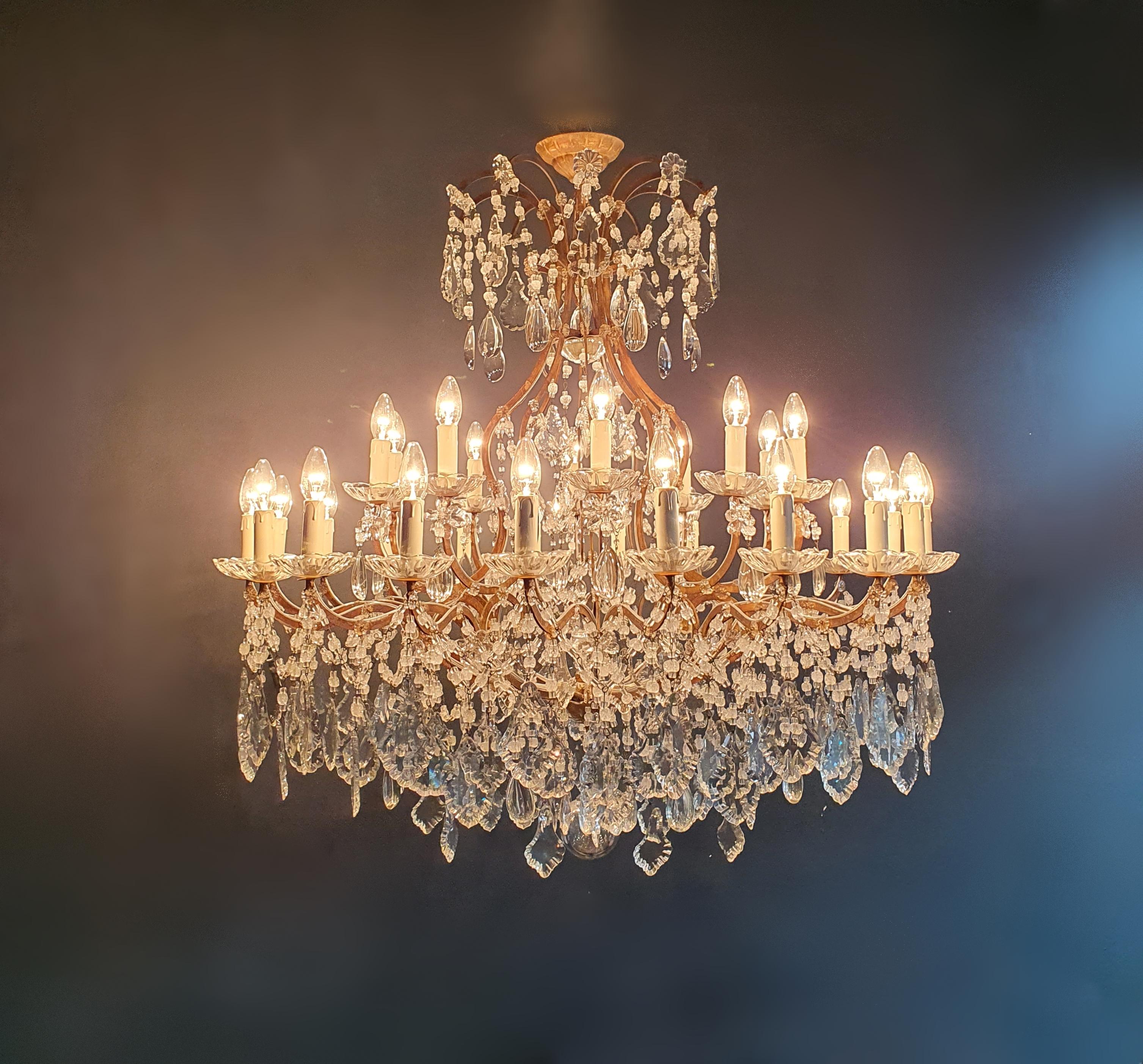 Grand lustre d'antiquités classique en cristal Massive Large de style candélabre en vente 2
