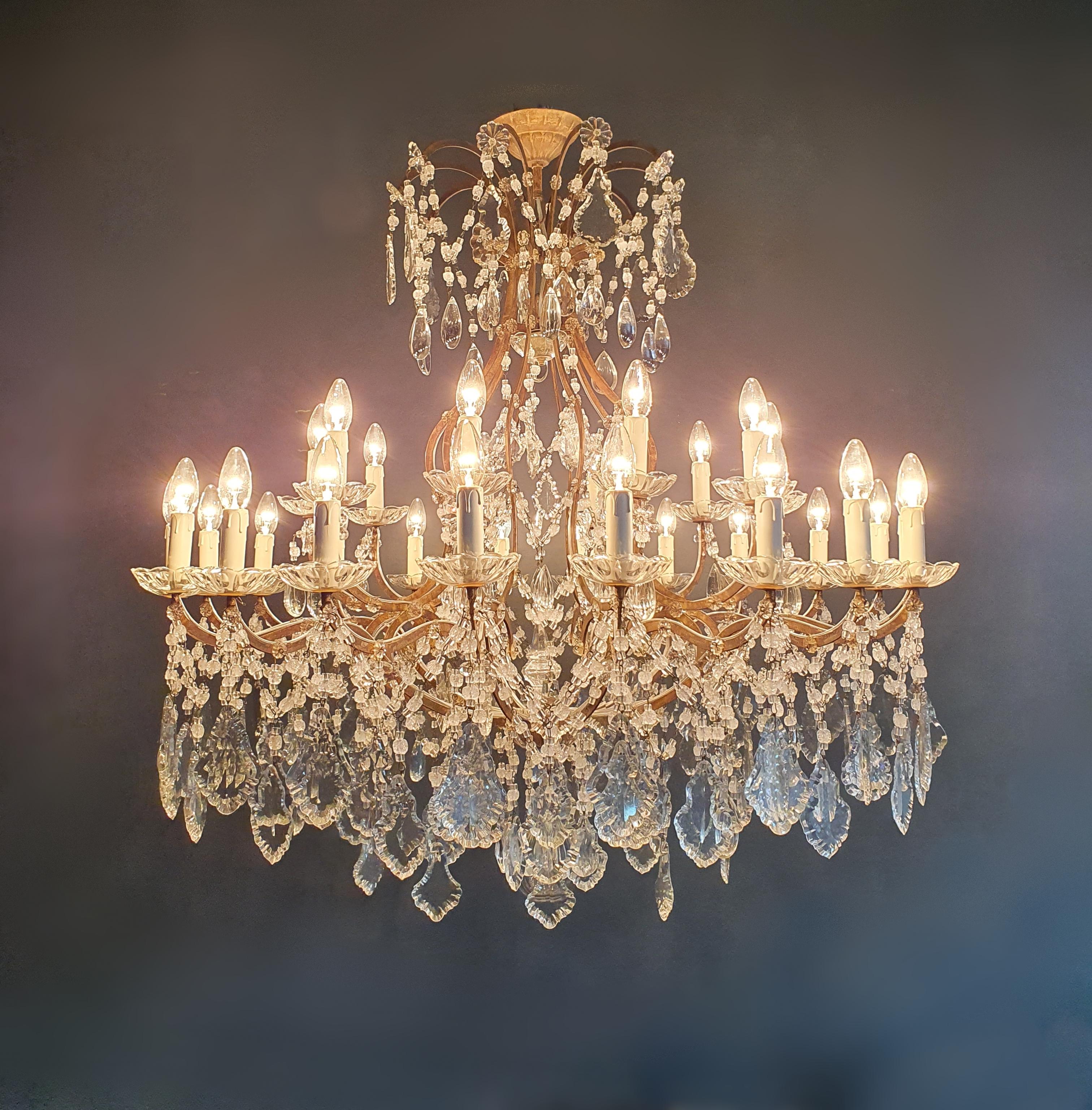 Grand lustre d'antiquités classique en cristal Massive Large de style candélabre en vente 1
