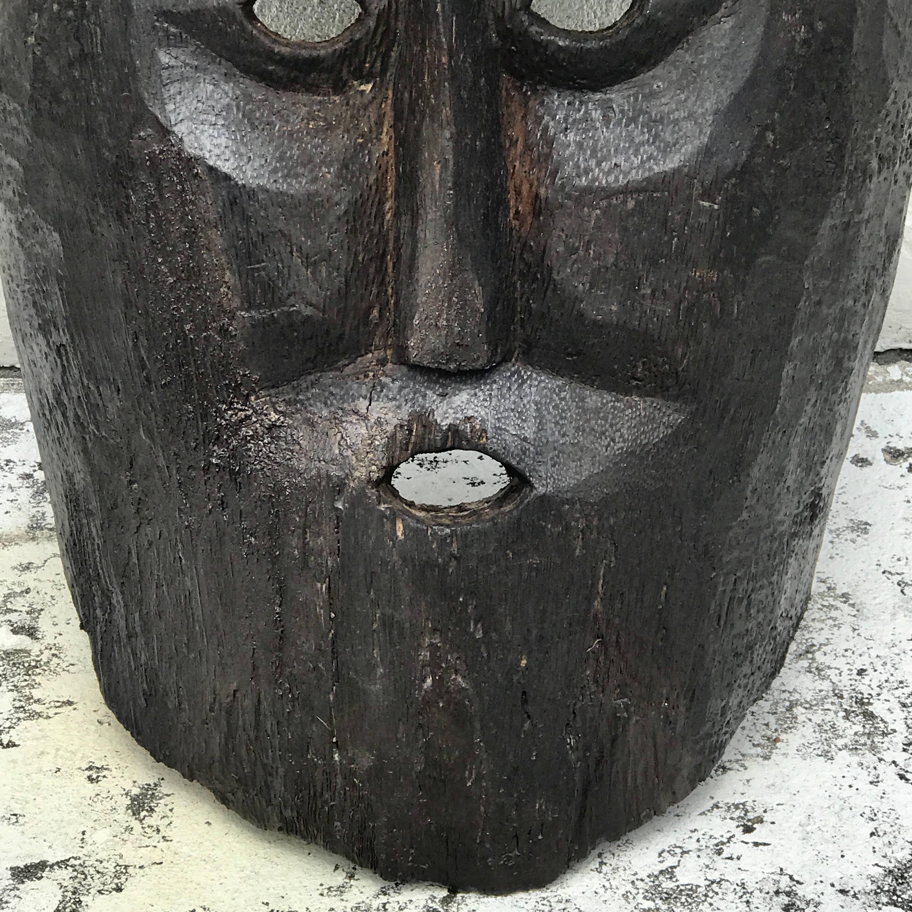 Masque celtique énorme sculpté en acajou Bon état à West Palm Beach, FL