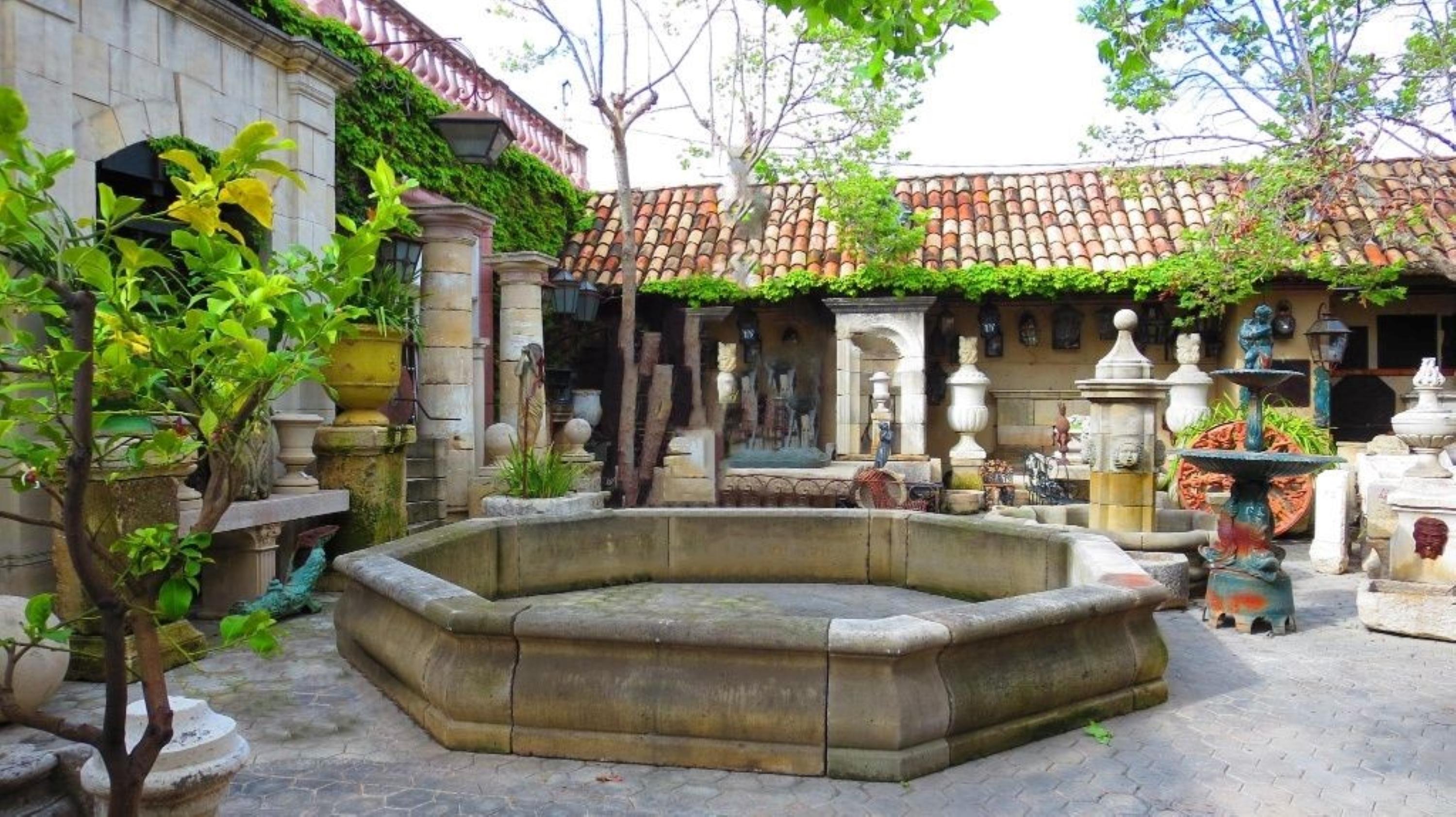 Fontaine d'eau centrale en pierre sculptée, bassin, élément architectural, ancienne CA. Très grande fontaine d'eau exquise sculptée à la main Bassin en pierre sculptée début 20ème siècle. Les décennies ont laissé des traces et une très belle patine