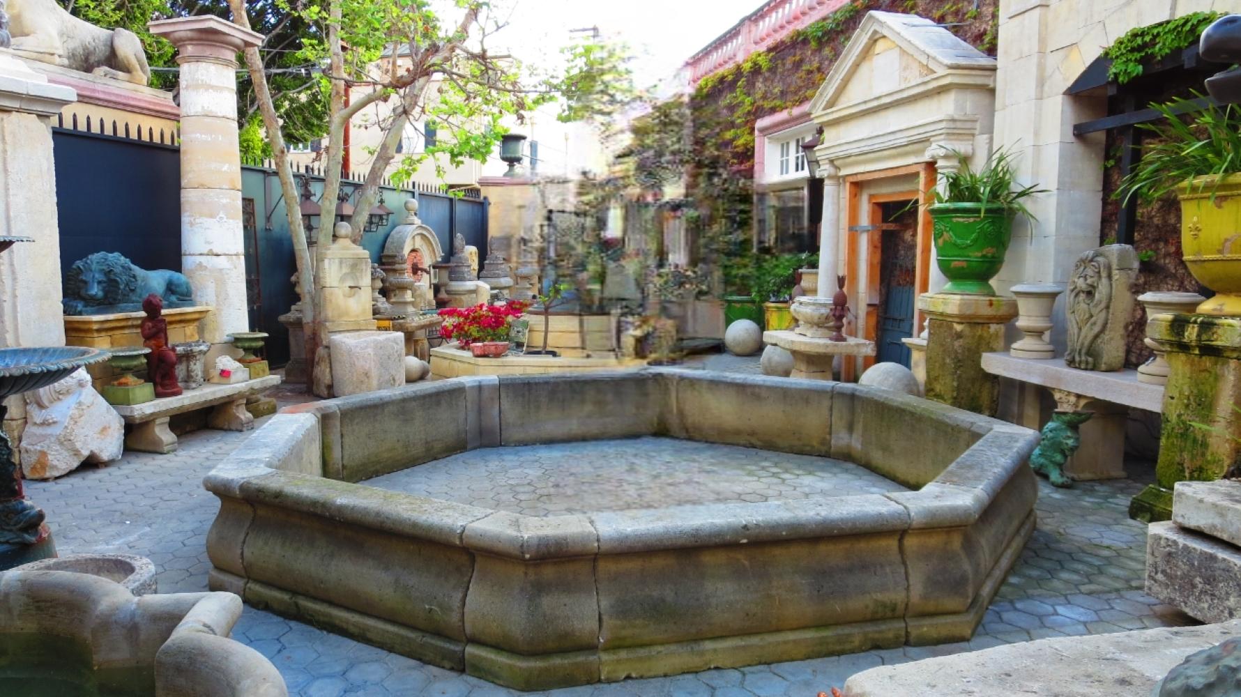 Français Centre de fontaine d'eau en pierre sculptée, bassin, élément architectural Antique Elements CA en vente