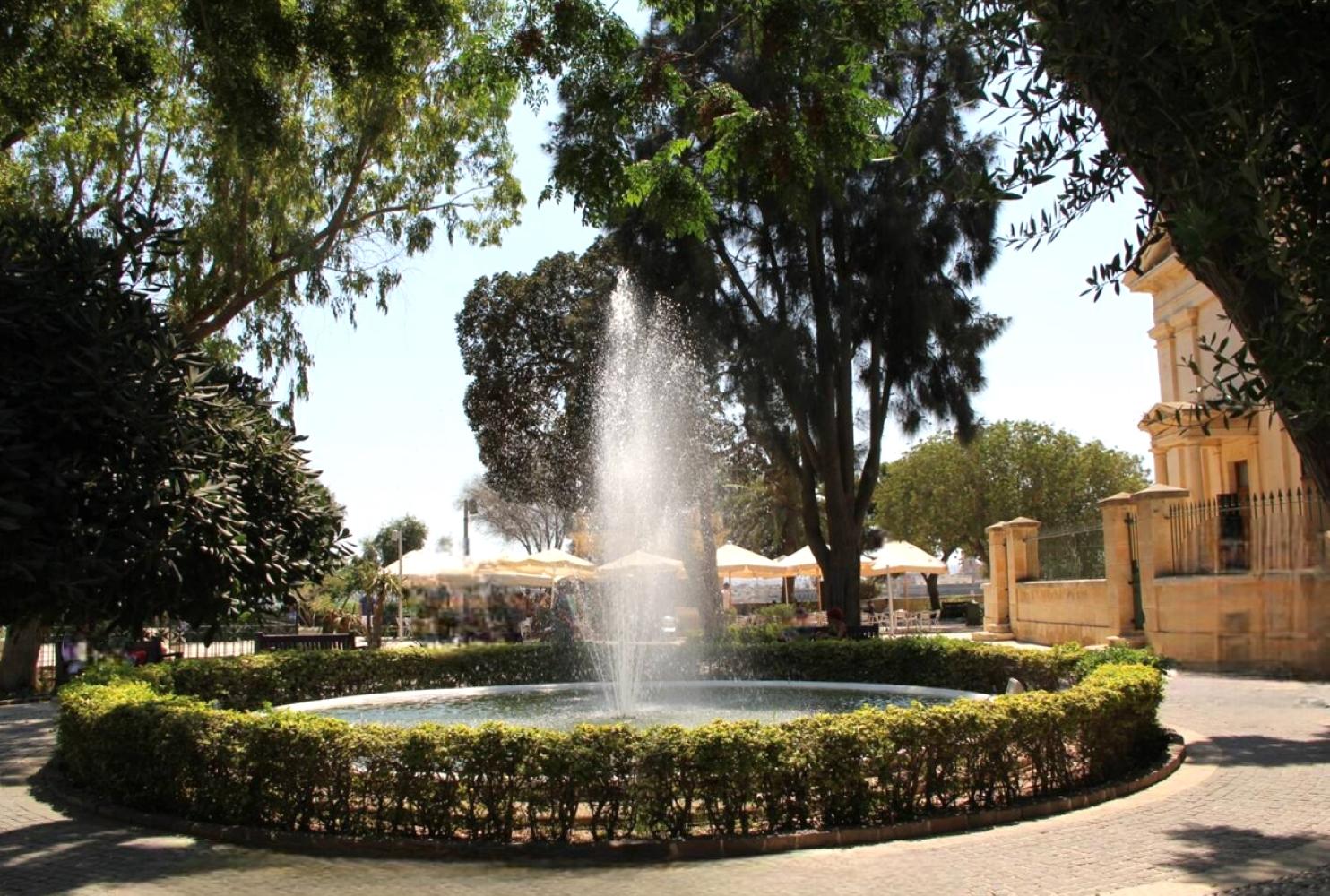 Centre de fontaine d'eau en pierre sculptée, bassin, élément architectural Antique Elements CA en vente 2