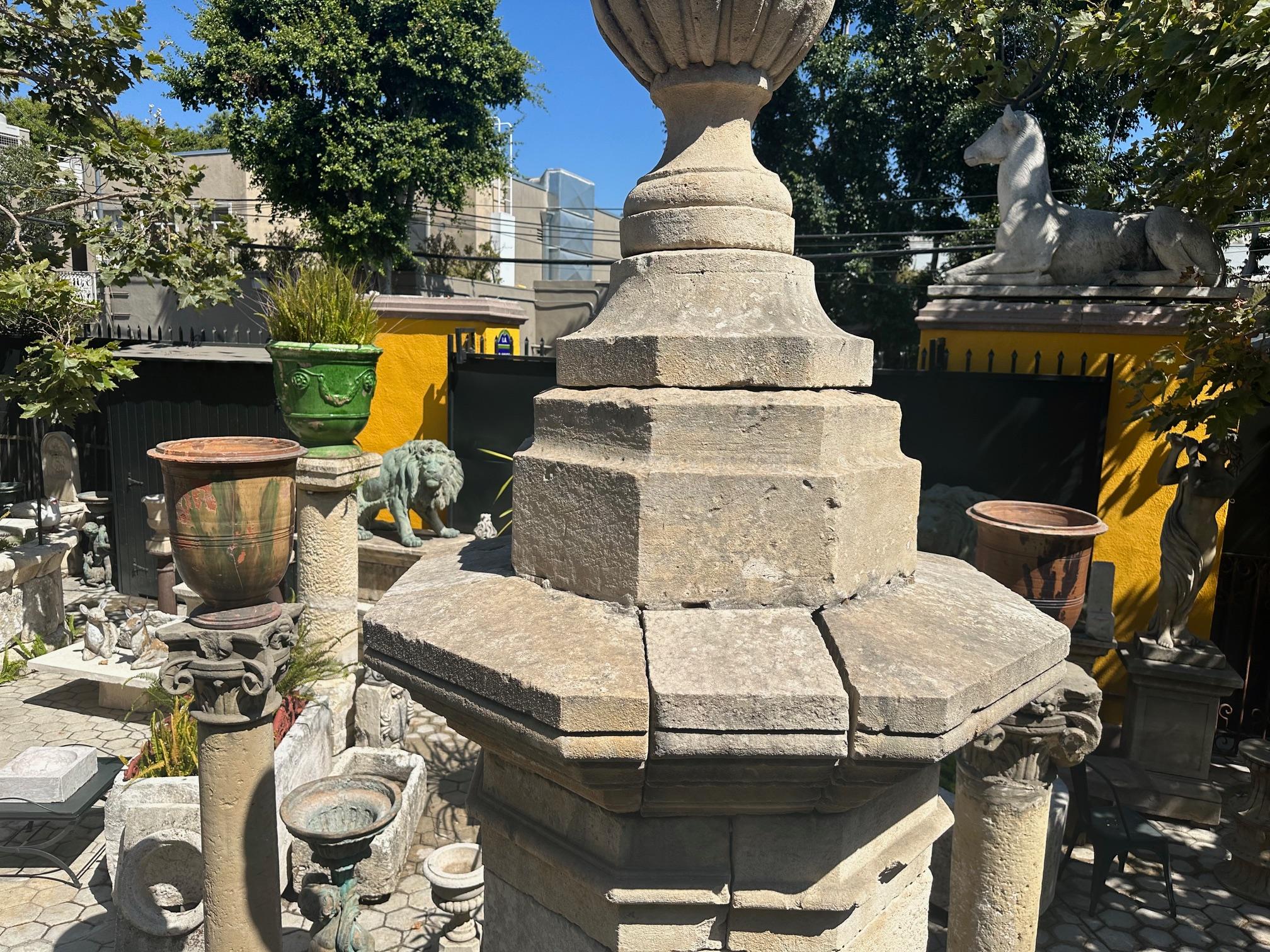 Fontaine d'eau centrale en pierre sculptée, colonne, bec, bassin, élément architectural en vente 12