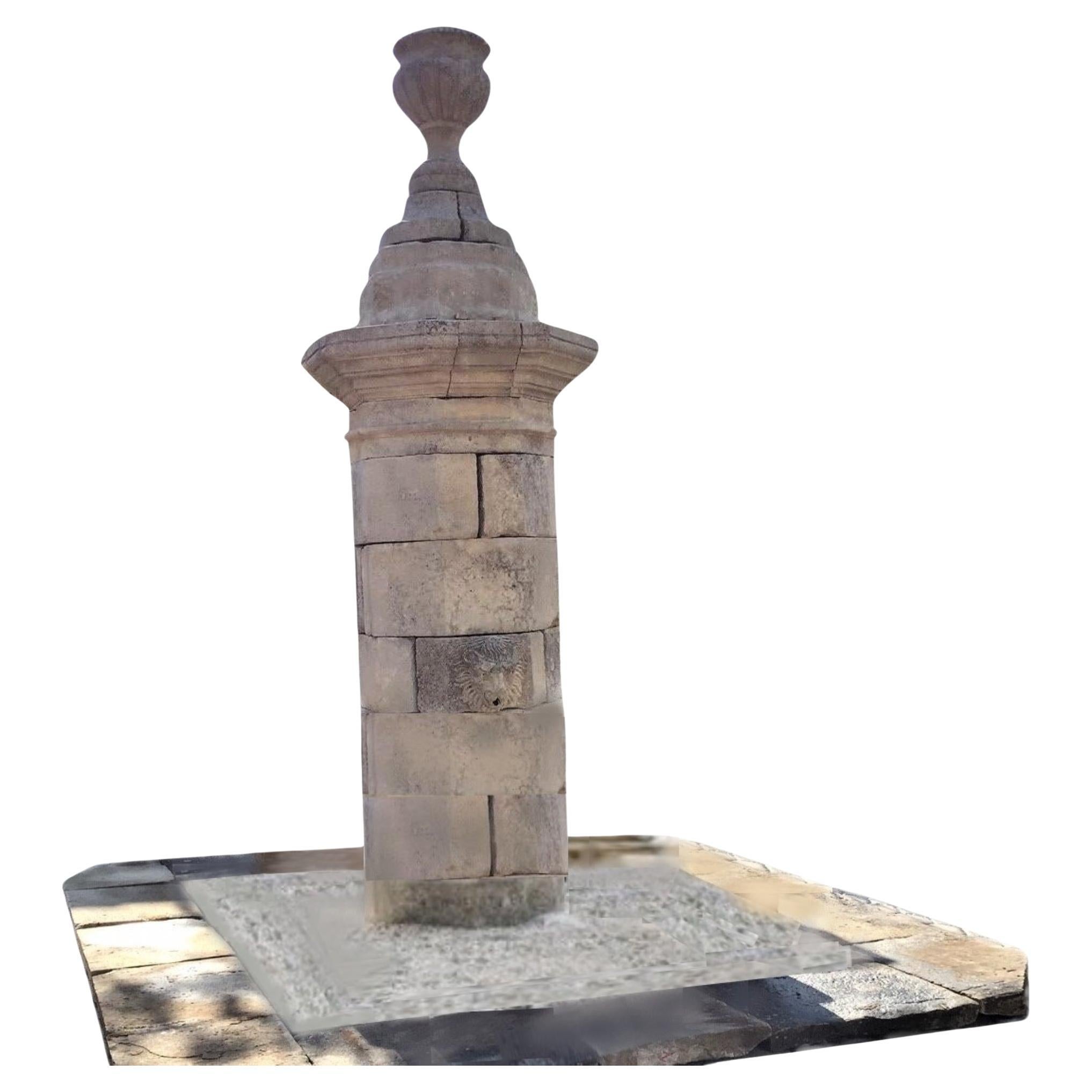 Fontaine d'eau centrale en pierre sculptée, colonne, bec, bassin, élément architectural en vente