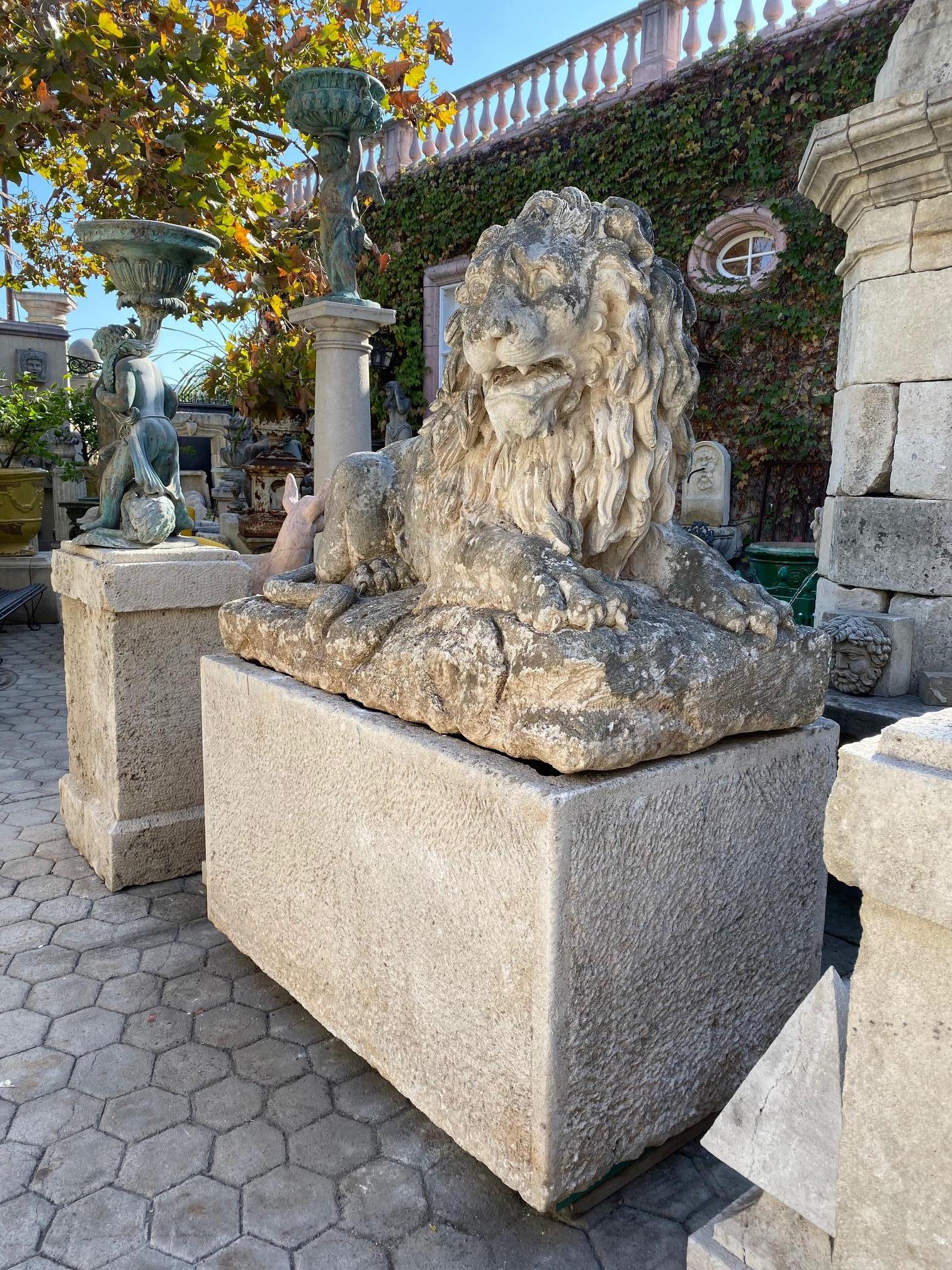 Grande sculpture de statue de jardin avec grand chat royal et lion en vente 9