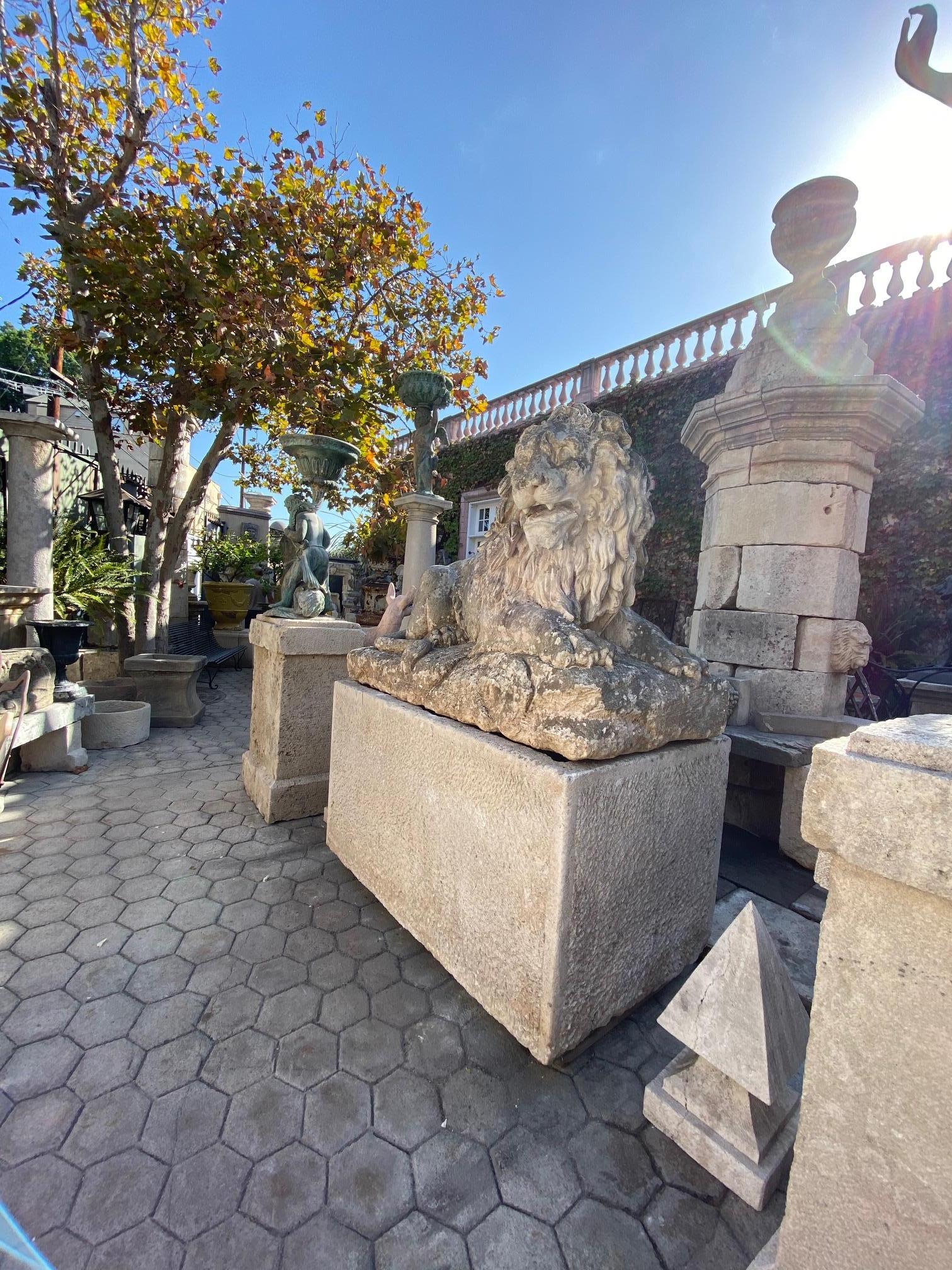 Grande sculpture de statue de jardin avec grand chat royal et lion en vente 10