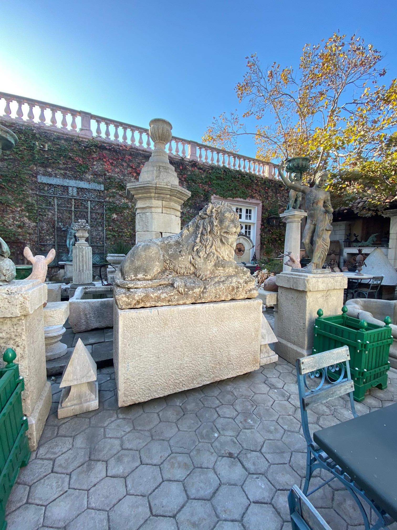 Grande sculpture de statue de jardin avec grand chat royal et lion en vente 13