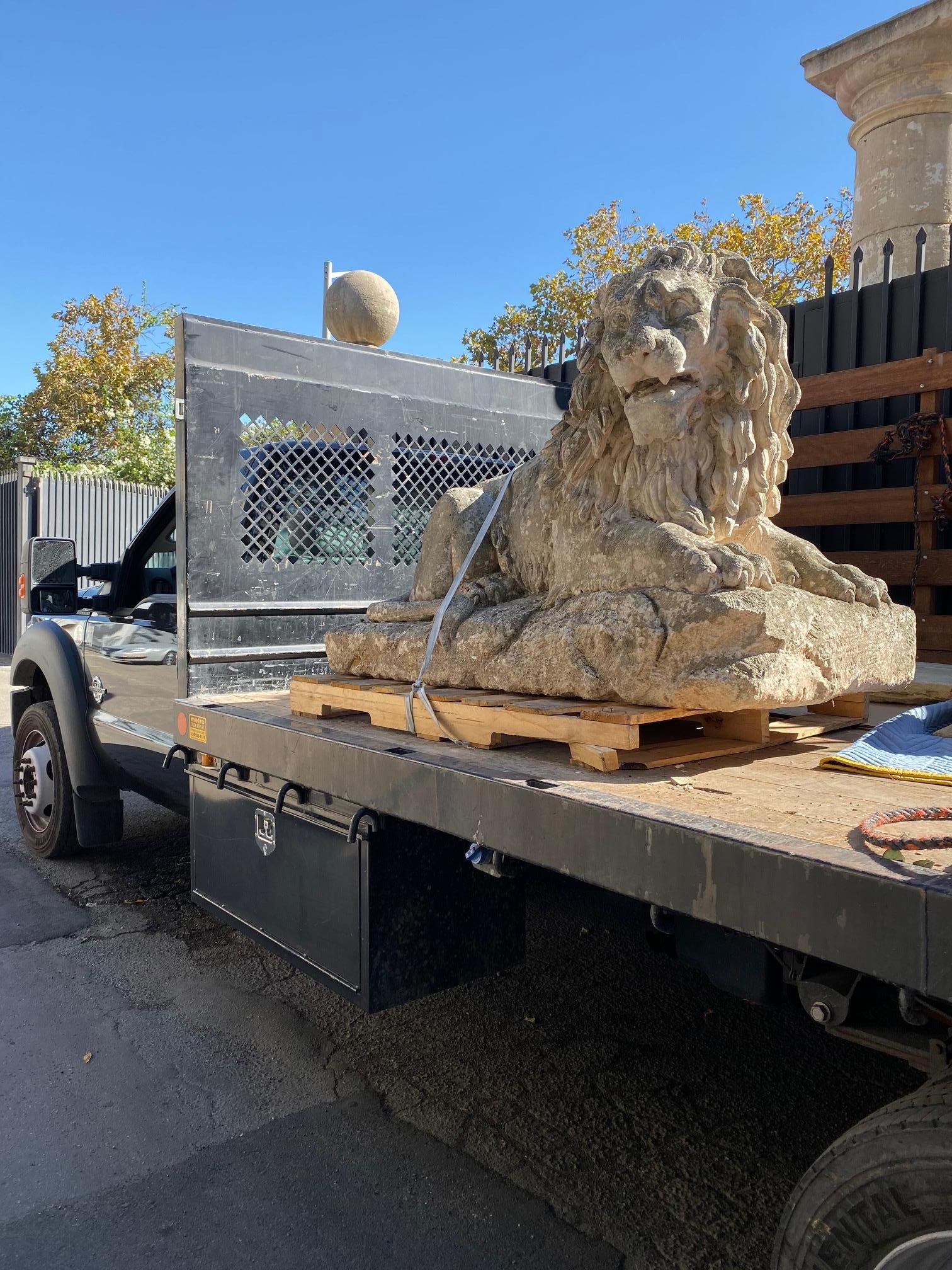 Européen Grande sculpture de statue de jardin avec grand chat royal et lion en vente