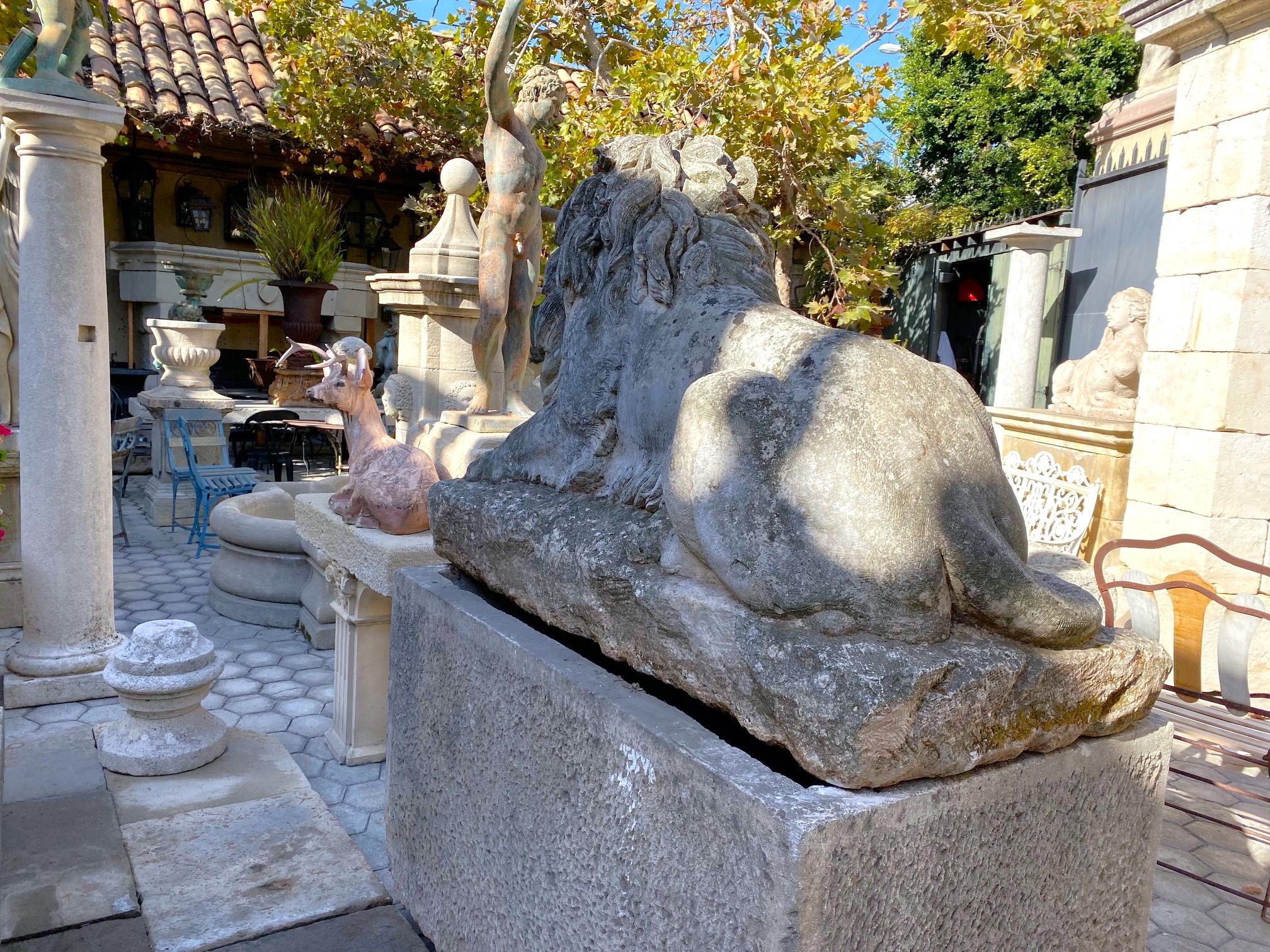 Grande sculpture de statue de jardin avec grand chat royal et lion Bon état - En vente à West Hollywood, CA