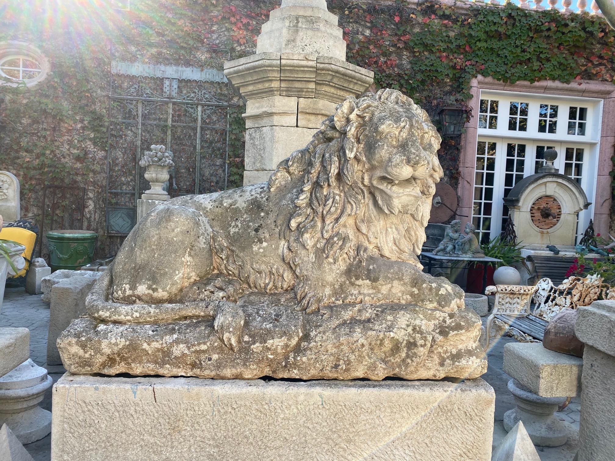 XIXe siècle Grande sculpture de statue de jardin avec grand chat royal et lion en vente