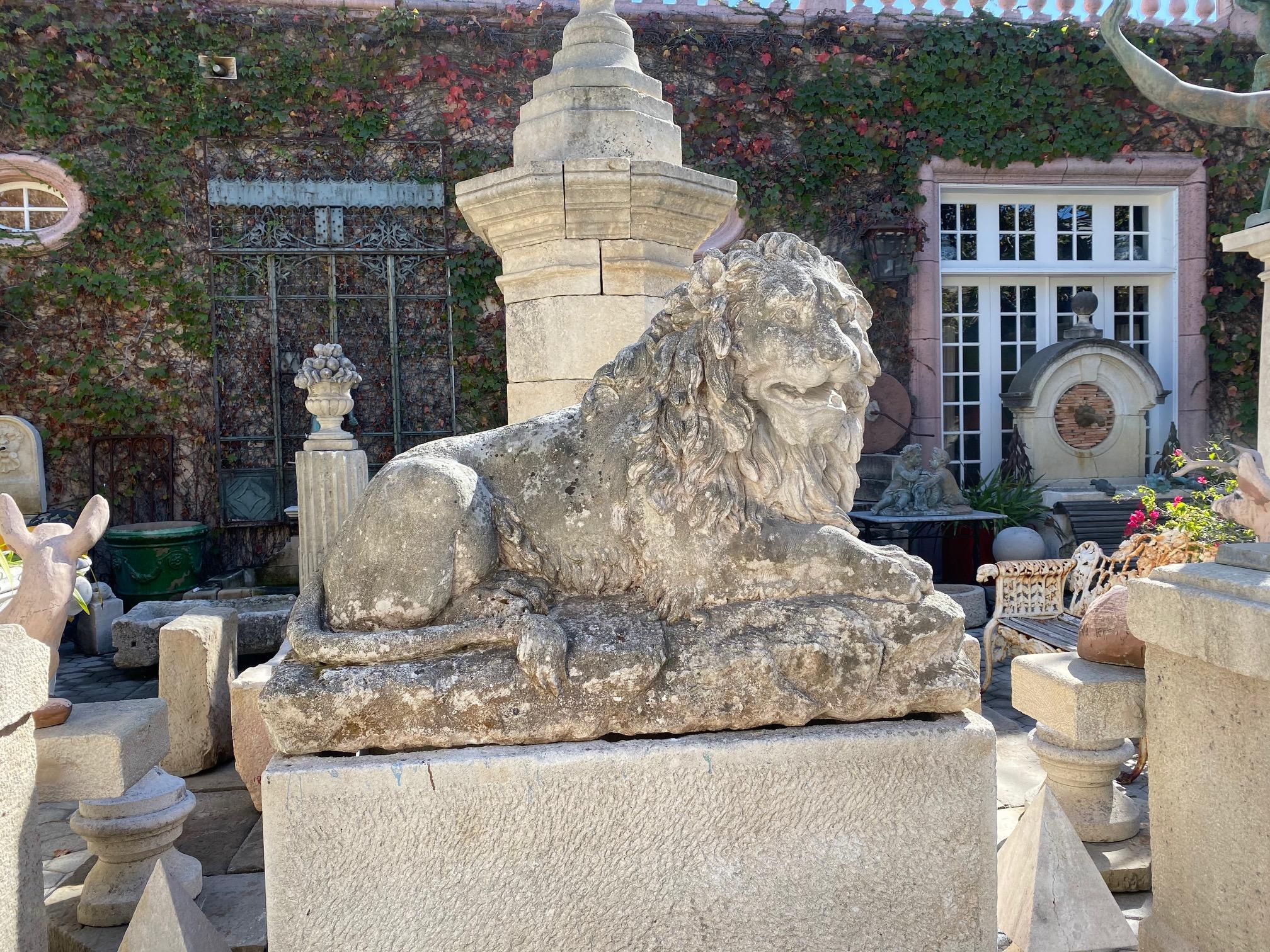 Grande sculpture de statue de jardin avec grand chat royal et lion en vente 1