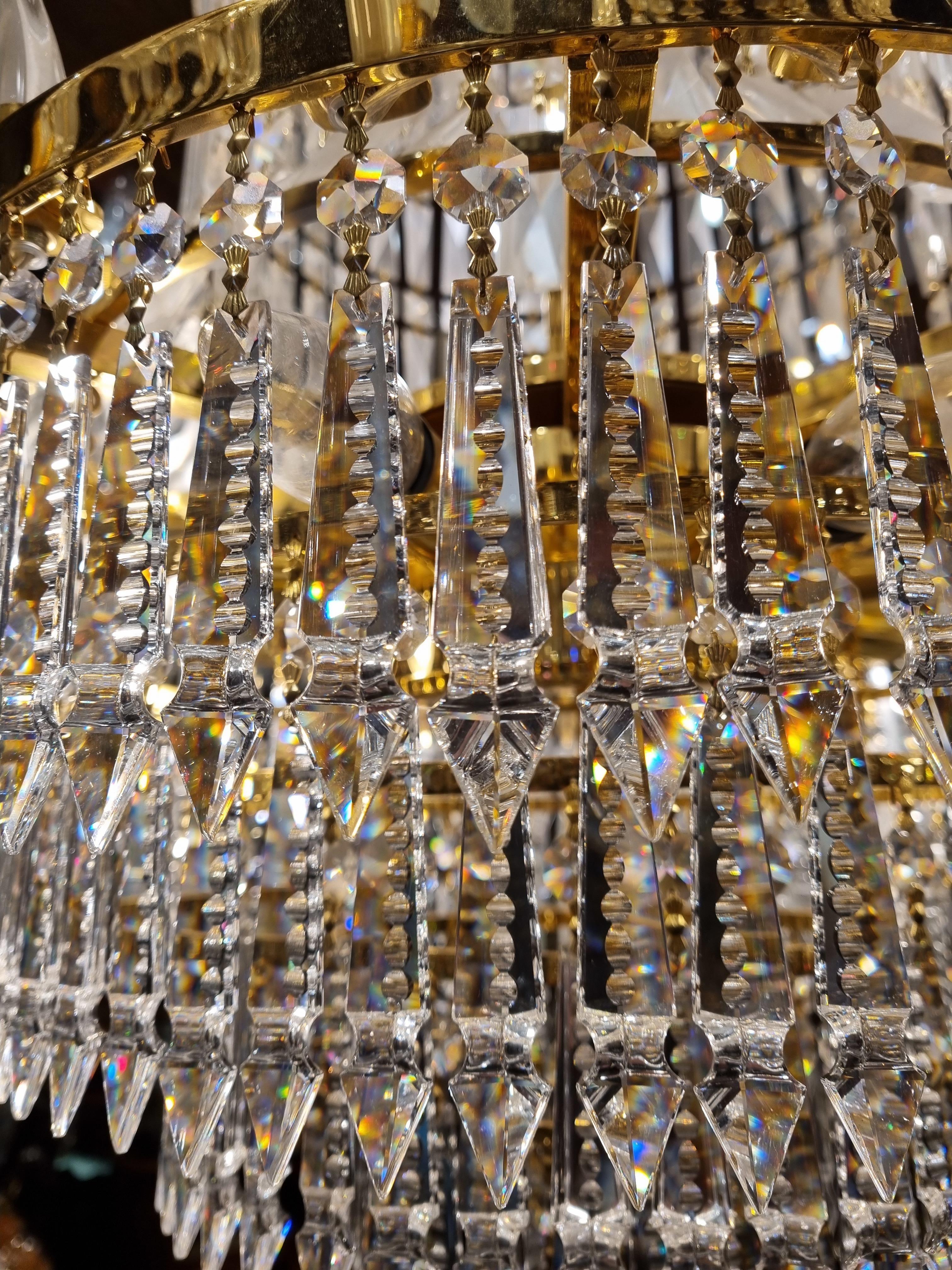 Magnifico lampadario di cristallo placcato oro da 24 ct 
Adorabili gocce di cristallo Swarovski
Questo lampadario è composto da 27 luci
Prezzo di vendita al pubblico: 37.000 sterline