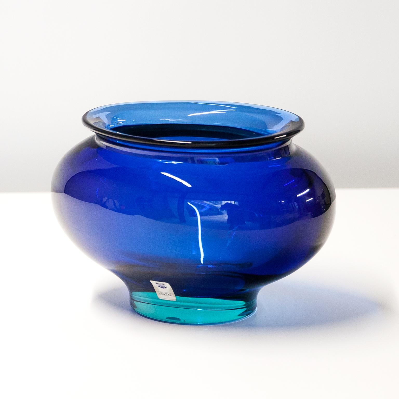 Maravilloso y pesado cuenco de cristal de Murano en cristal azul brillante, verde y transparente fabricado por Cenedese y atribuido a Antonio da Ros , Italia 1963. Etiqueta Cenedese al lado.

