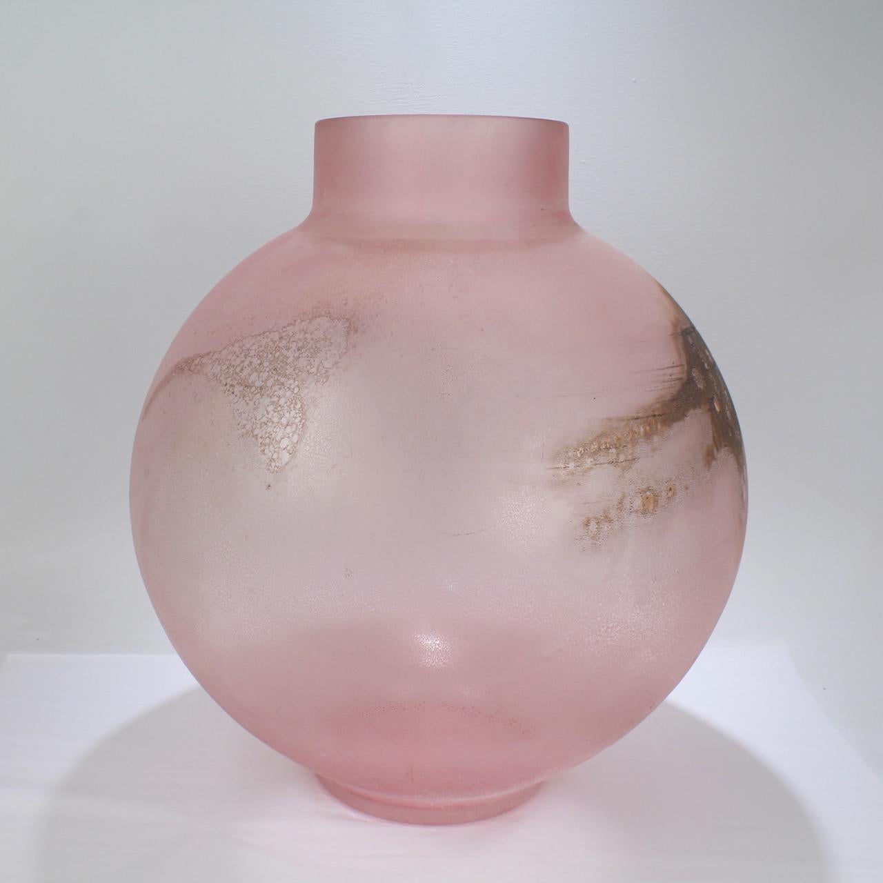 Eine wunderbar große, kugelförmige Murano-Glasvase in Rosa mit braunen Akzenten. Die Vase hat einen unglaublichen Reiz der Memphis School oder Miami der 1980er Jahre. Es ist ein kühnes und beeindruckendes Stück Glas!

Die in der Scavo-Technik