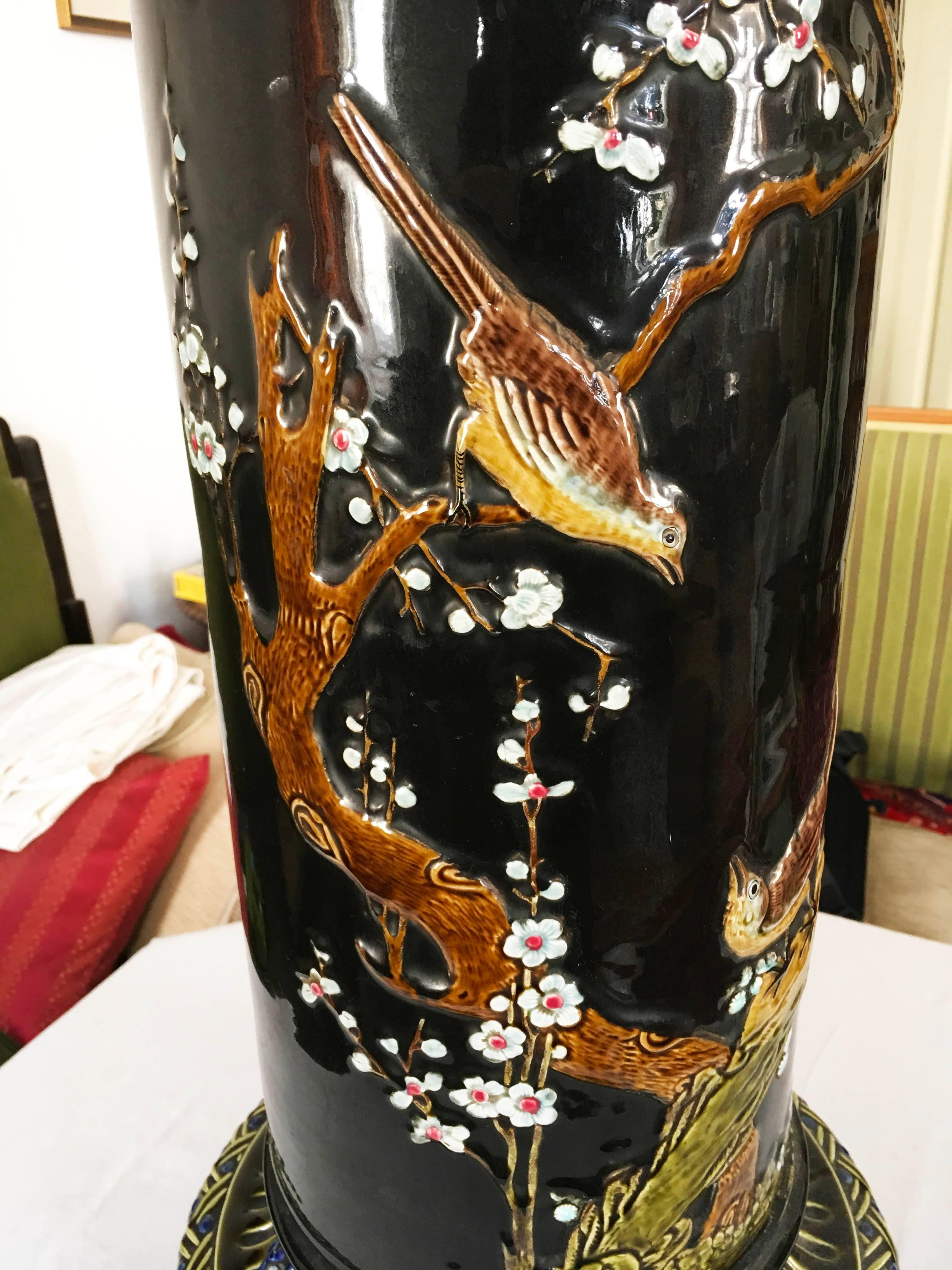 Riesige Säule, Sockel oder Blumenständer mit asiatischen Motiven. Hergestellt in den 1950er Jahren in Asien (Japan?)
Maße: Höhe: 92 cm.
Durchmesser: 40 cm.
etwa 30 kg.