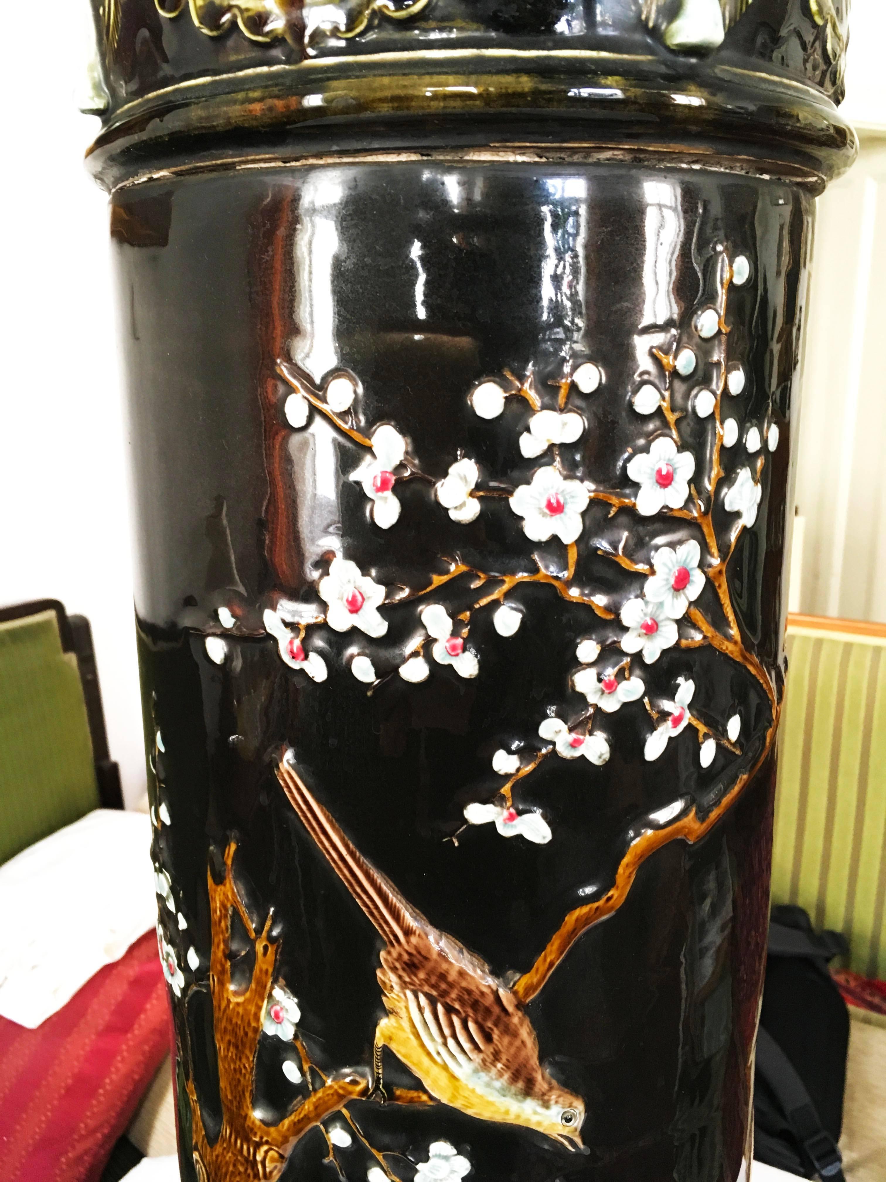 Huge Keramik-Säulenblumenständer mit asiatischen Motiven im Zustand „Gut“ im Angebot in Vienna, AT