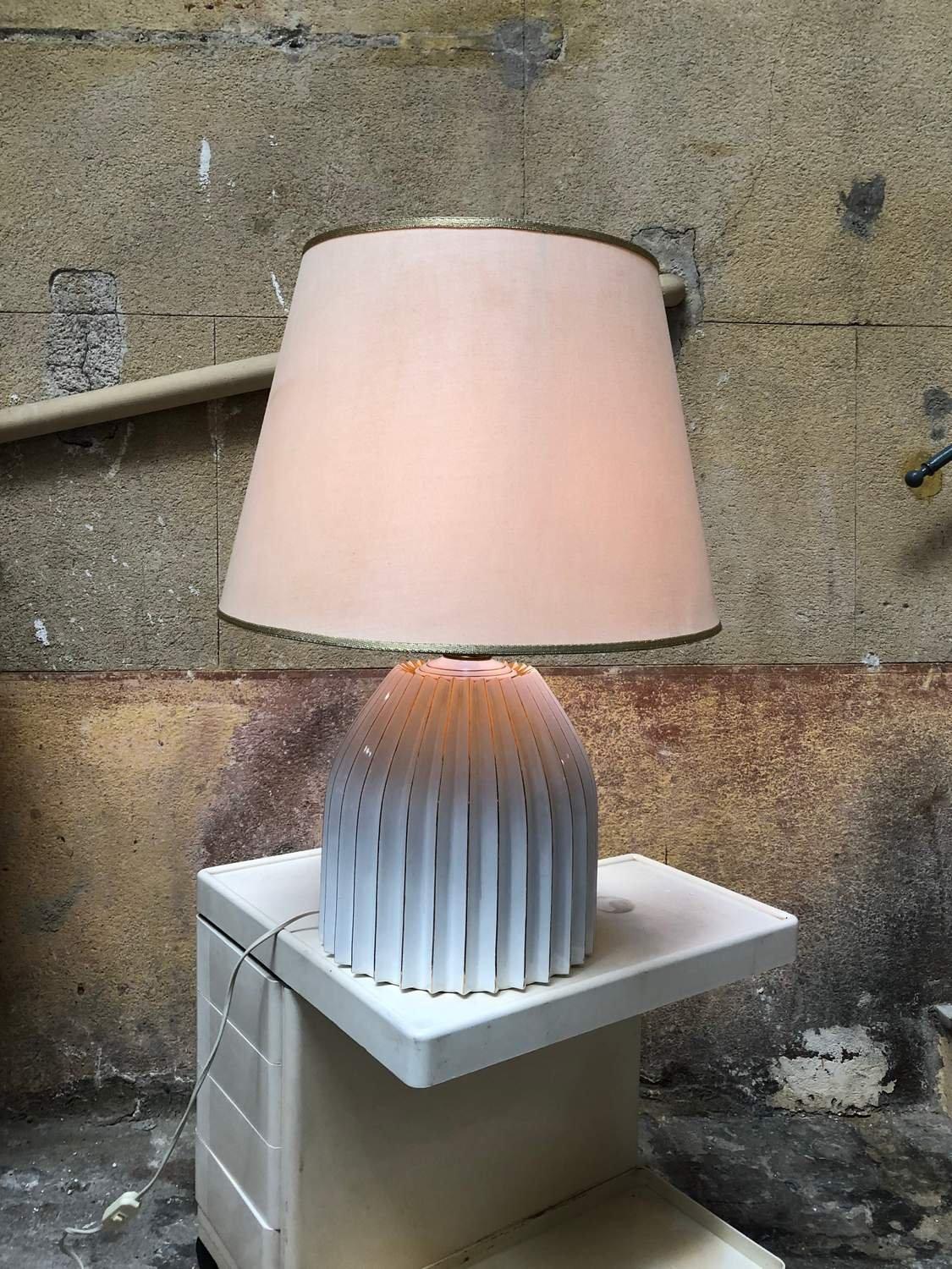 italienische Keramik-Tischleuchte aus den 1970er Jahren, die Tommaso Barbi zugeschrieben wird. Wird mit Lampenschirm verkauft. Kugelförmiger Sockel mit weißer Glasur und Golddekor.

Einzelheiten
Schöpfer: Tommaso Barbi zugeschrieben
Abmessungen: Der