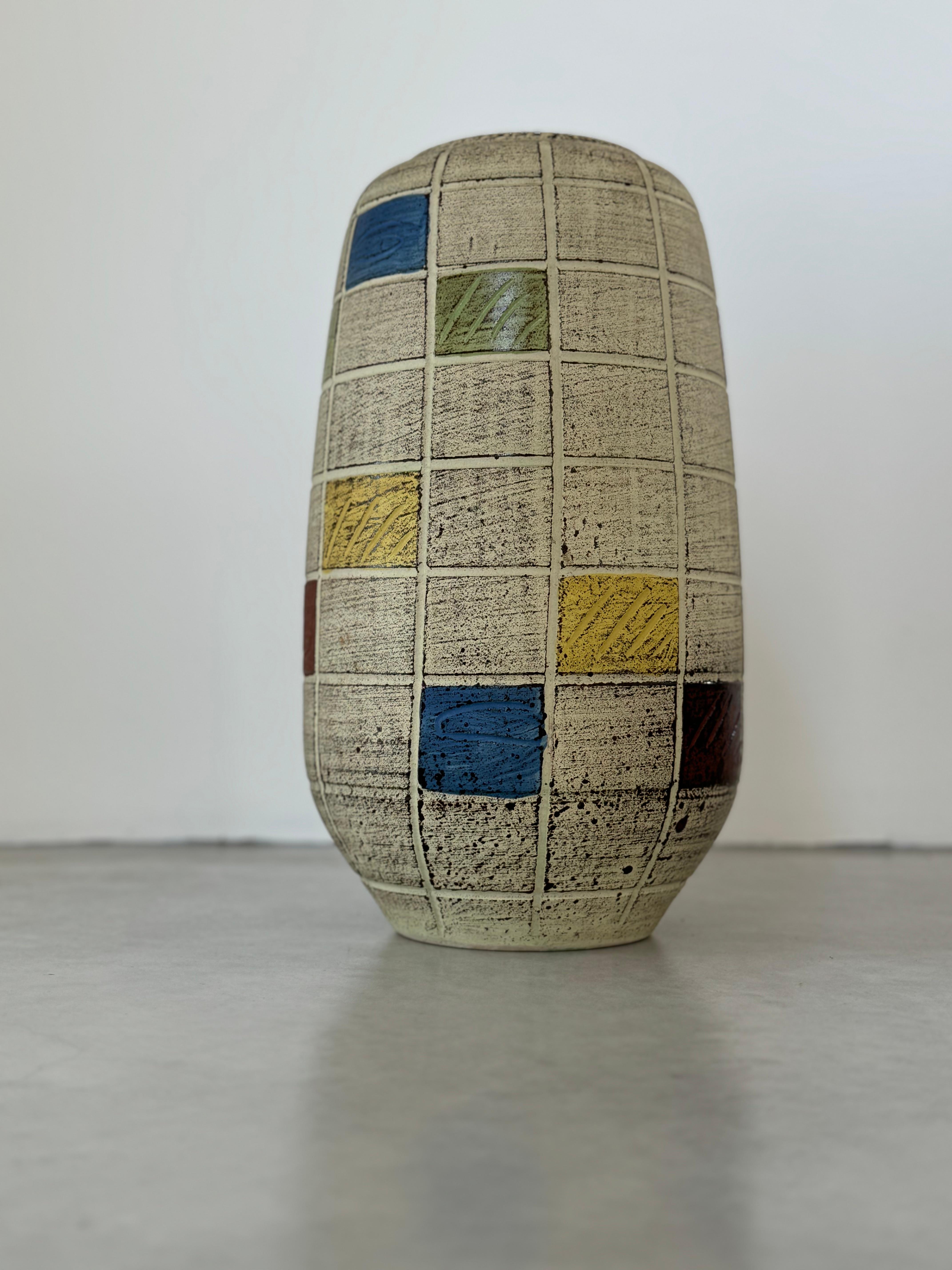 Riesige Keramikvase von SPARA keramik Westdeutschland  250-36
Sgraffito-Oberfläche mit mehrfarbigem Geomuster.
Abstraktes Design und Vintage.

Höhe  14.17