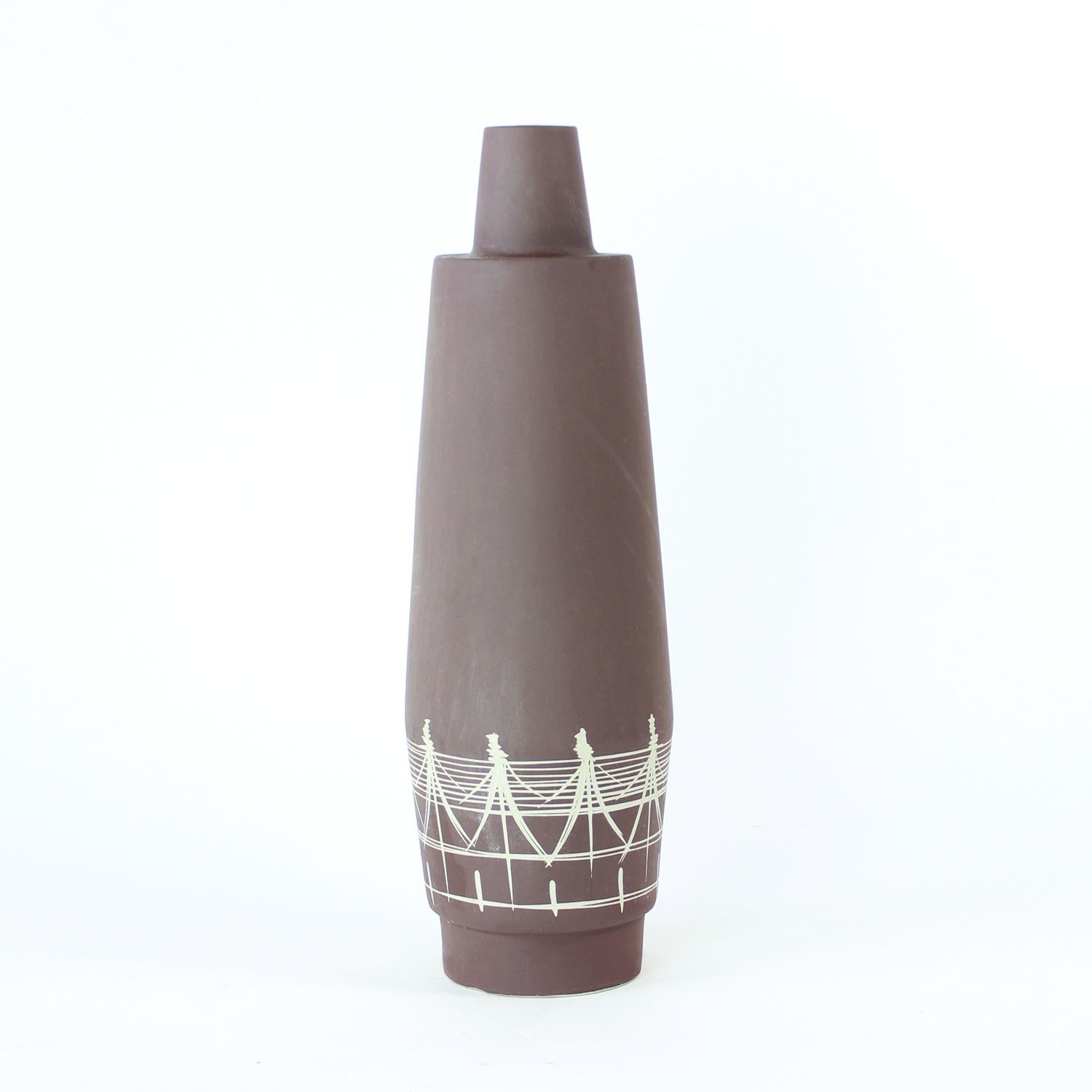 Diese auffällige Vintage-Keramikvase, die in den 1960er Jahren in der Tschechoslowakei hergestellt wurde, ist ein echter Hingucker. Mit einer beeindruckenden Höhe von 72 cm verbindet das Stück monumentale Ausmaße mit raffinierten Details, die es