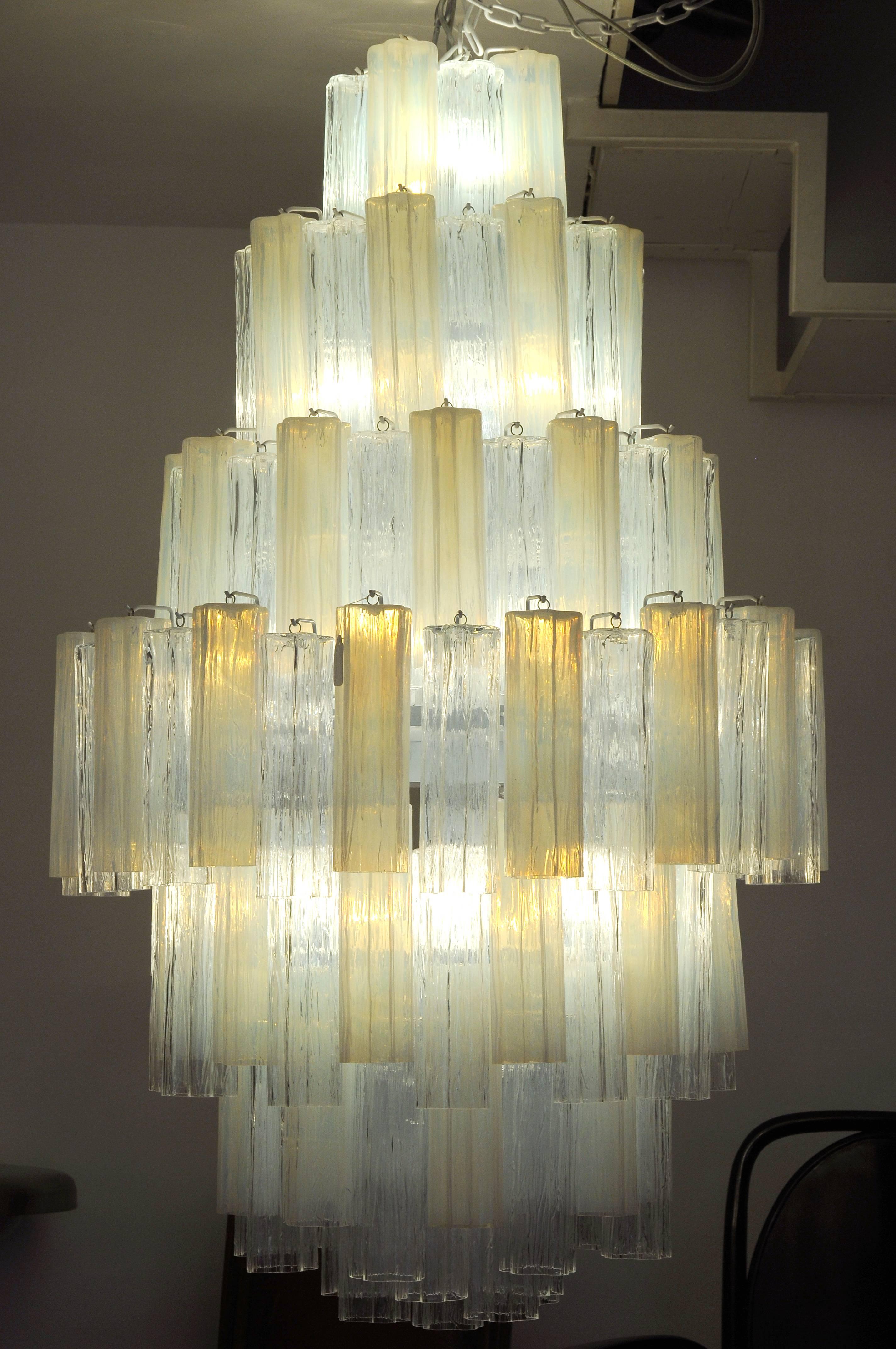 Il lampadario è realizzato alternando 