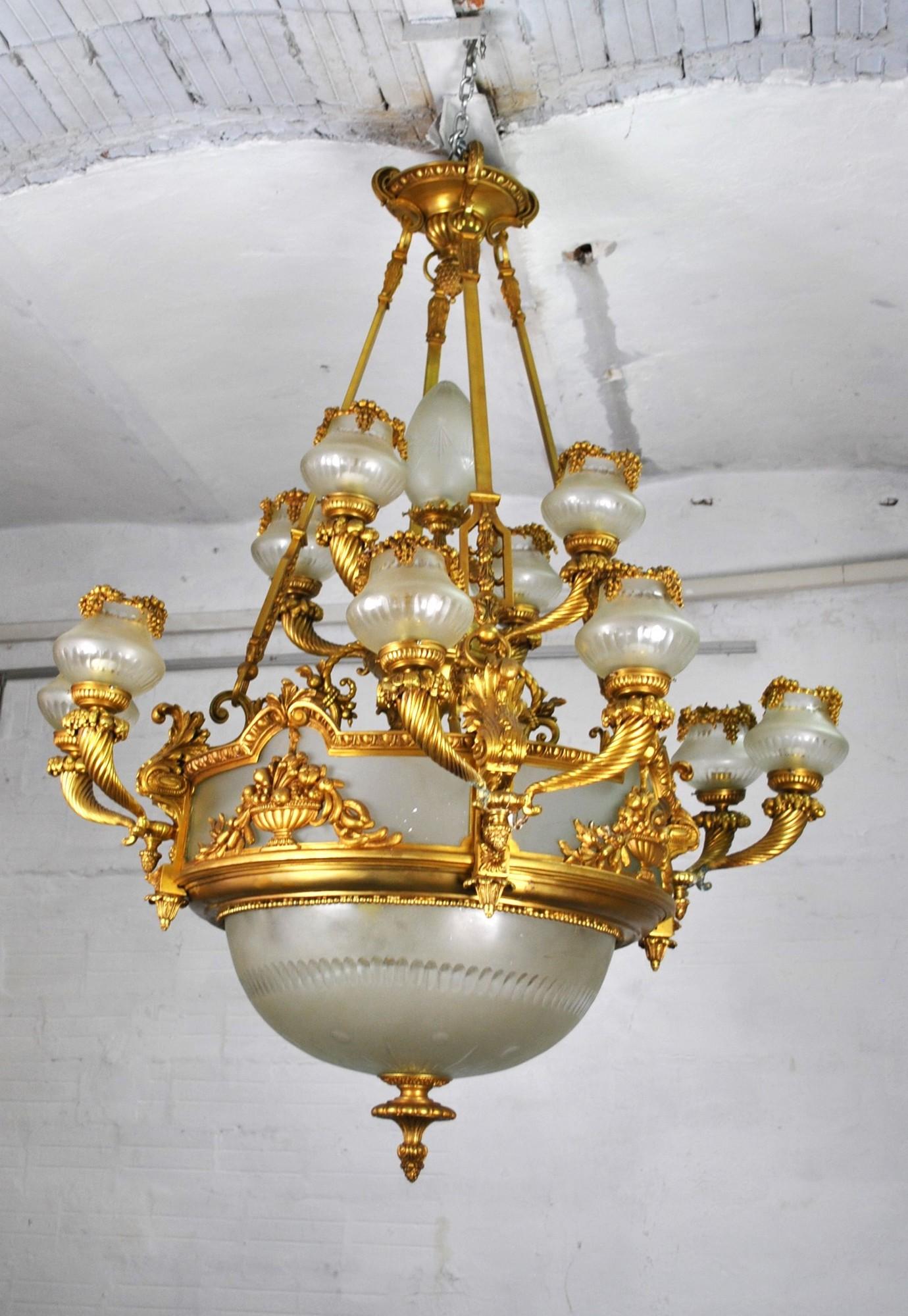 Bronzo Enorme lampadario in bronzo e vetro, XX secolo in vendita