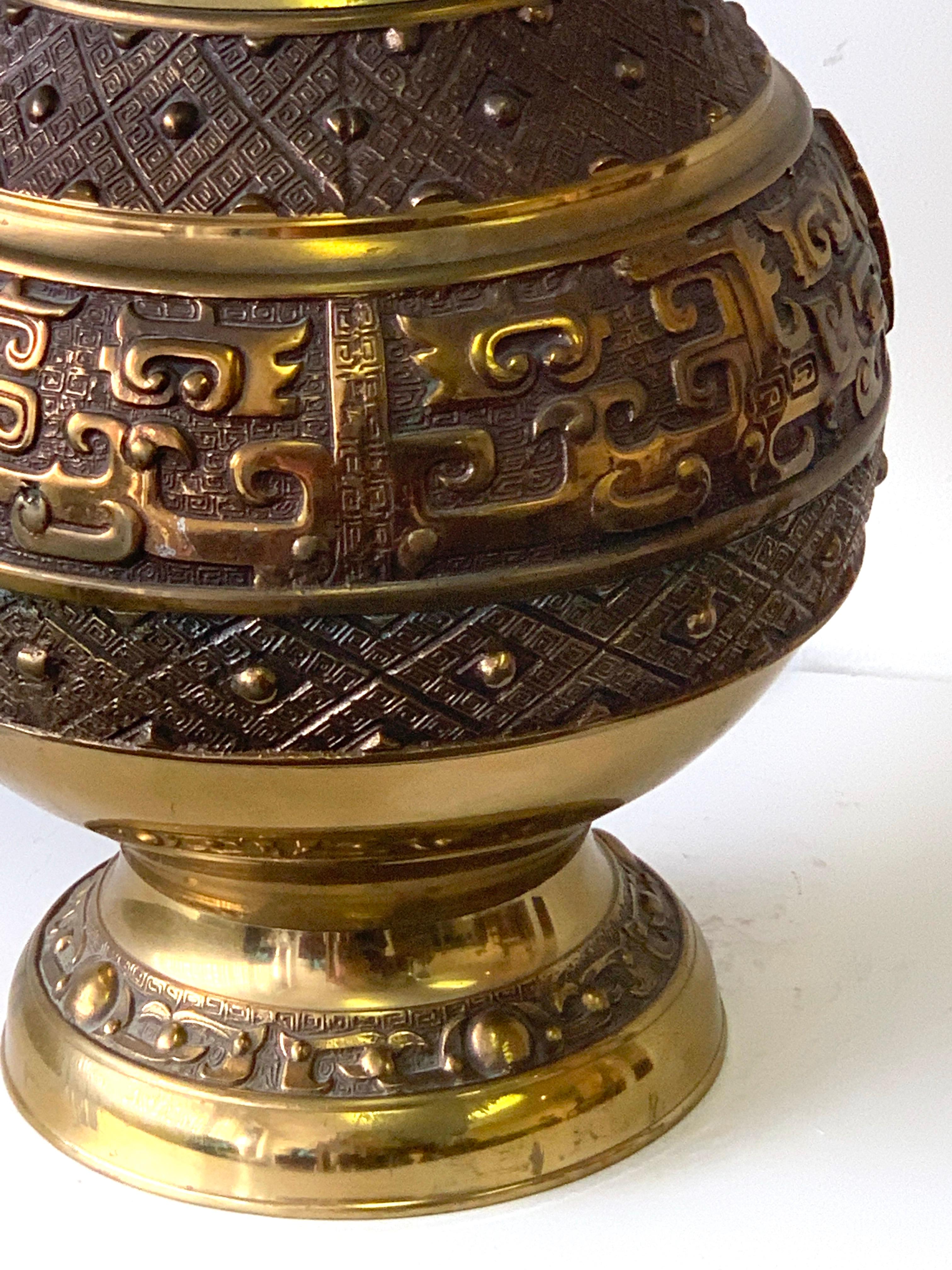 Grande lampe chinoise en arc de cercle en laiton, par Marbro Lamp Co. 4