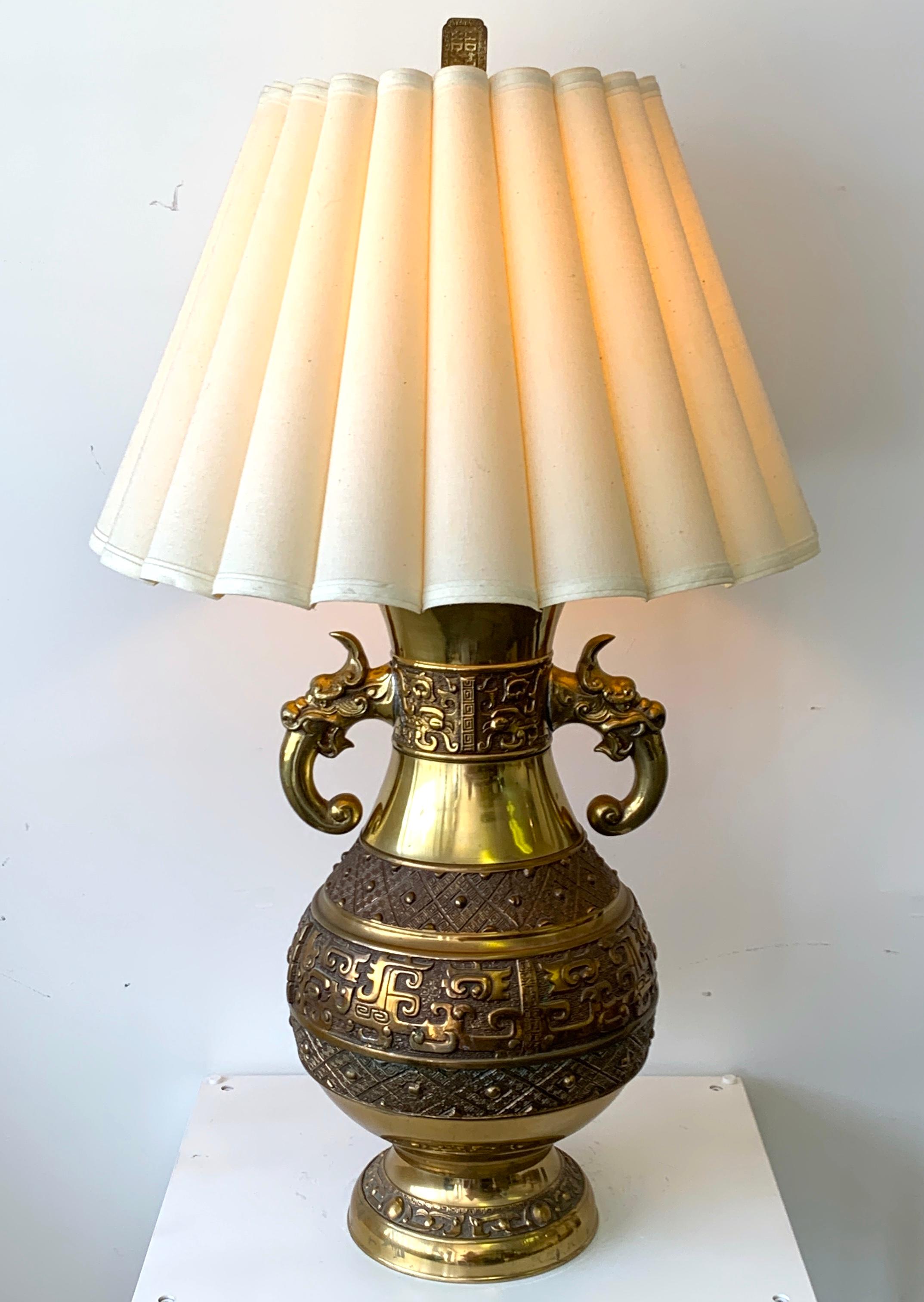 Énorme lampe chinoise archaïque en laiton, par Marbro Lamp Co.
Tel qu'illustré avec 15