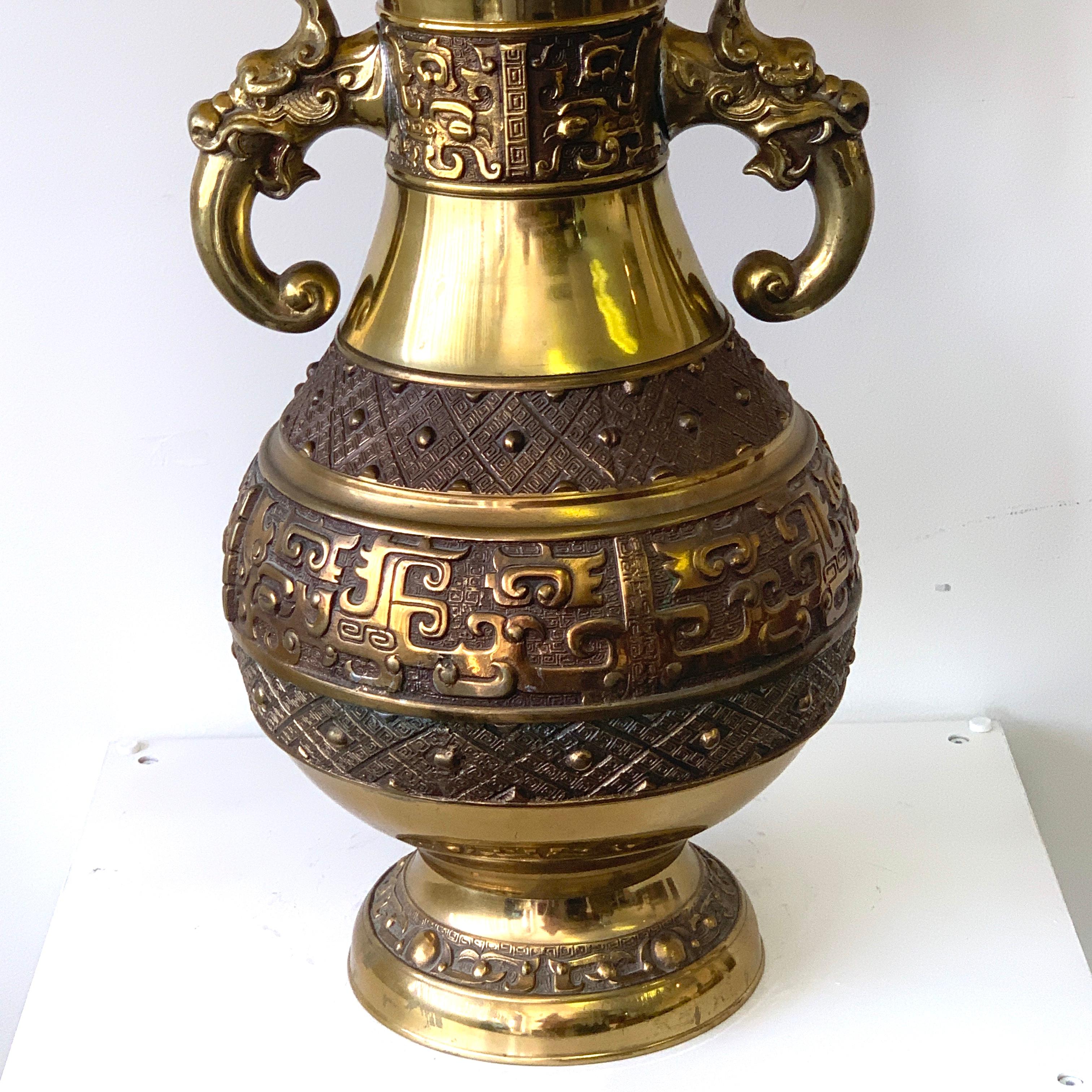 Exportation chinoise Grande lampe chinoise en arc de cercle en laiton, par Marbro Lamp Co.