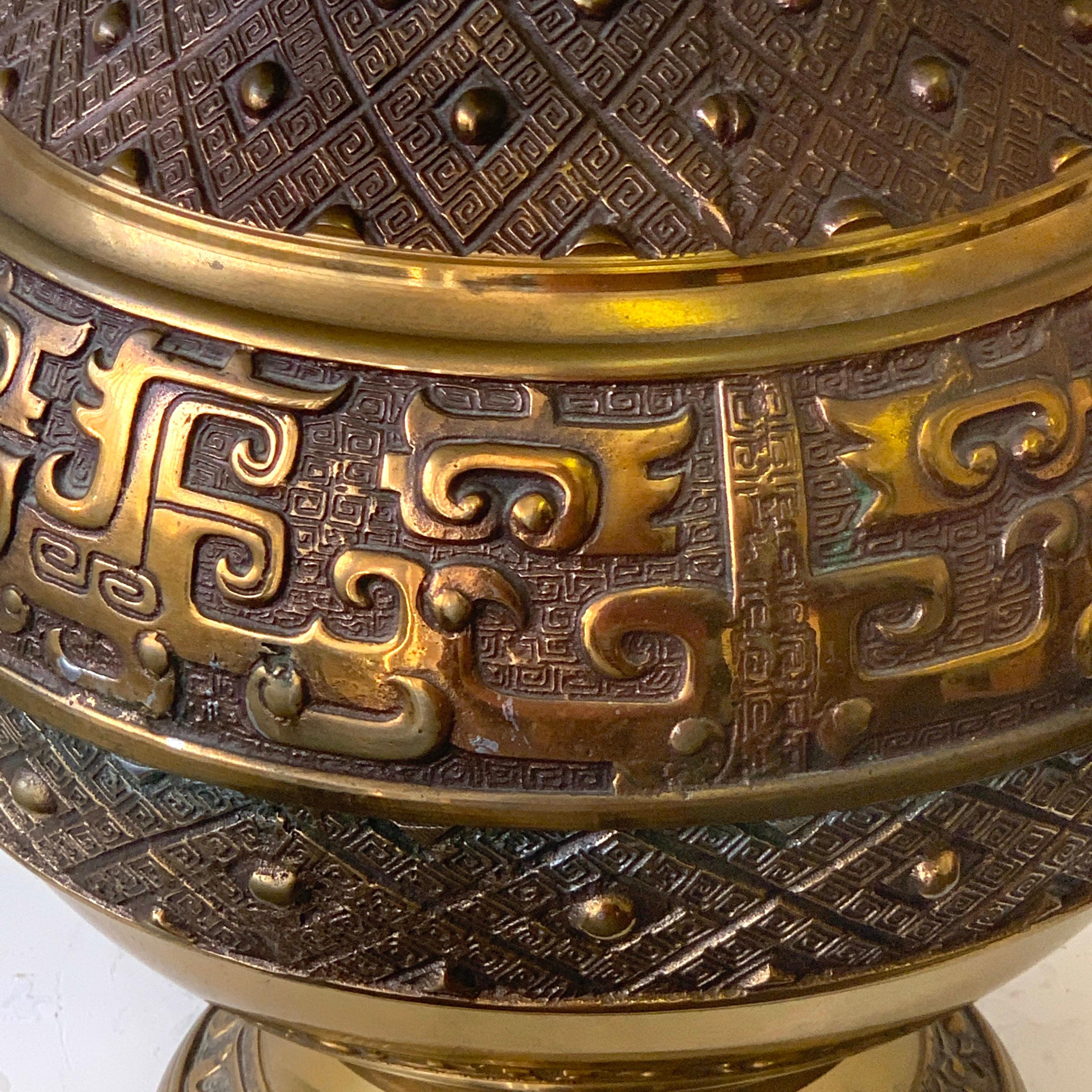 20ième siècle Grande lampe chinoise en arc de cercle en laiton, par Marbro Lamp Co.