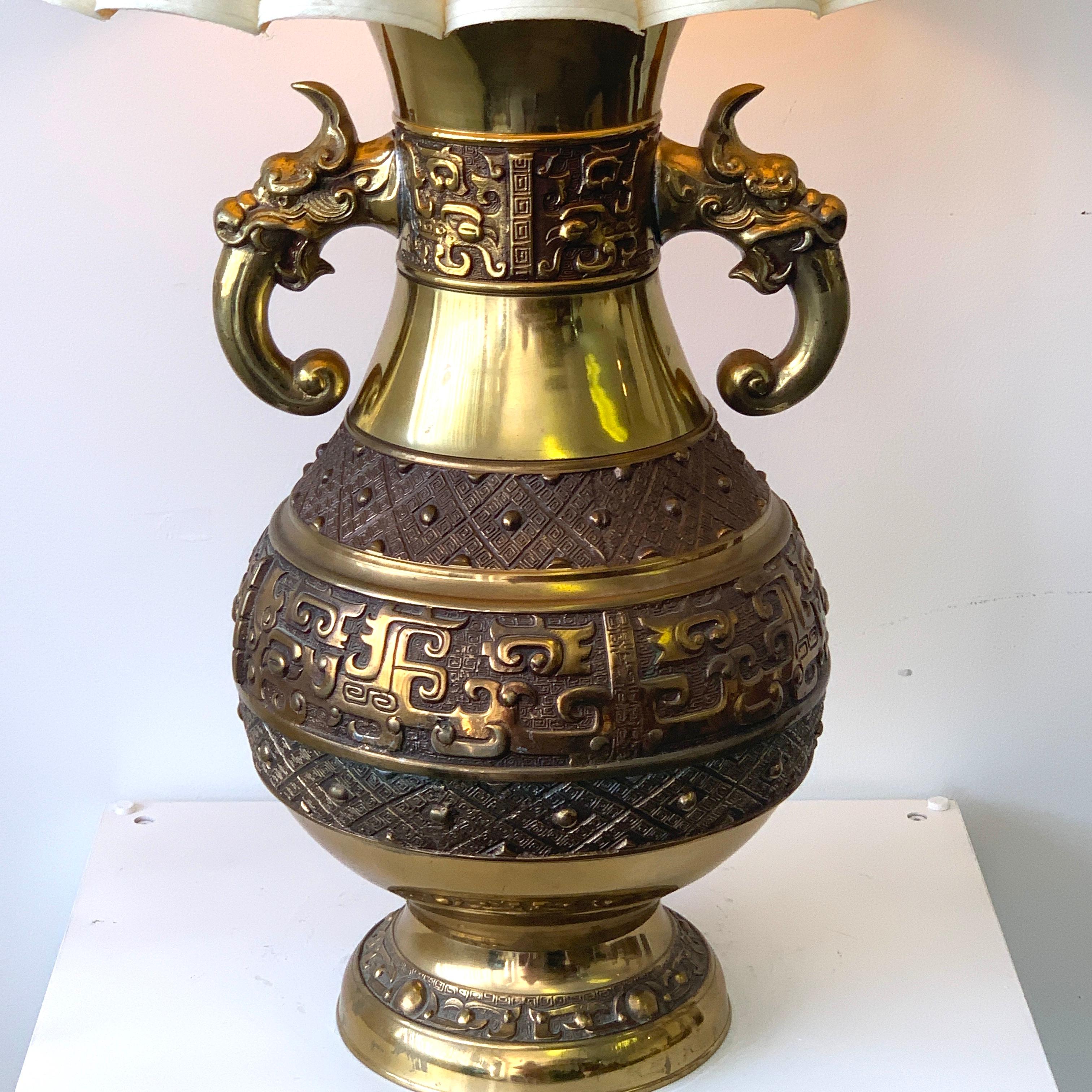 Laiton Grande lampe chinoise en arc de cercle en laiton, par Marbro Lamp Co.