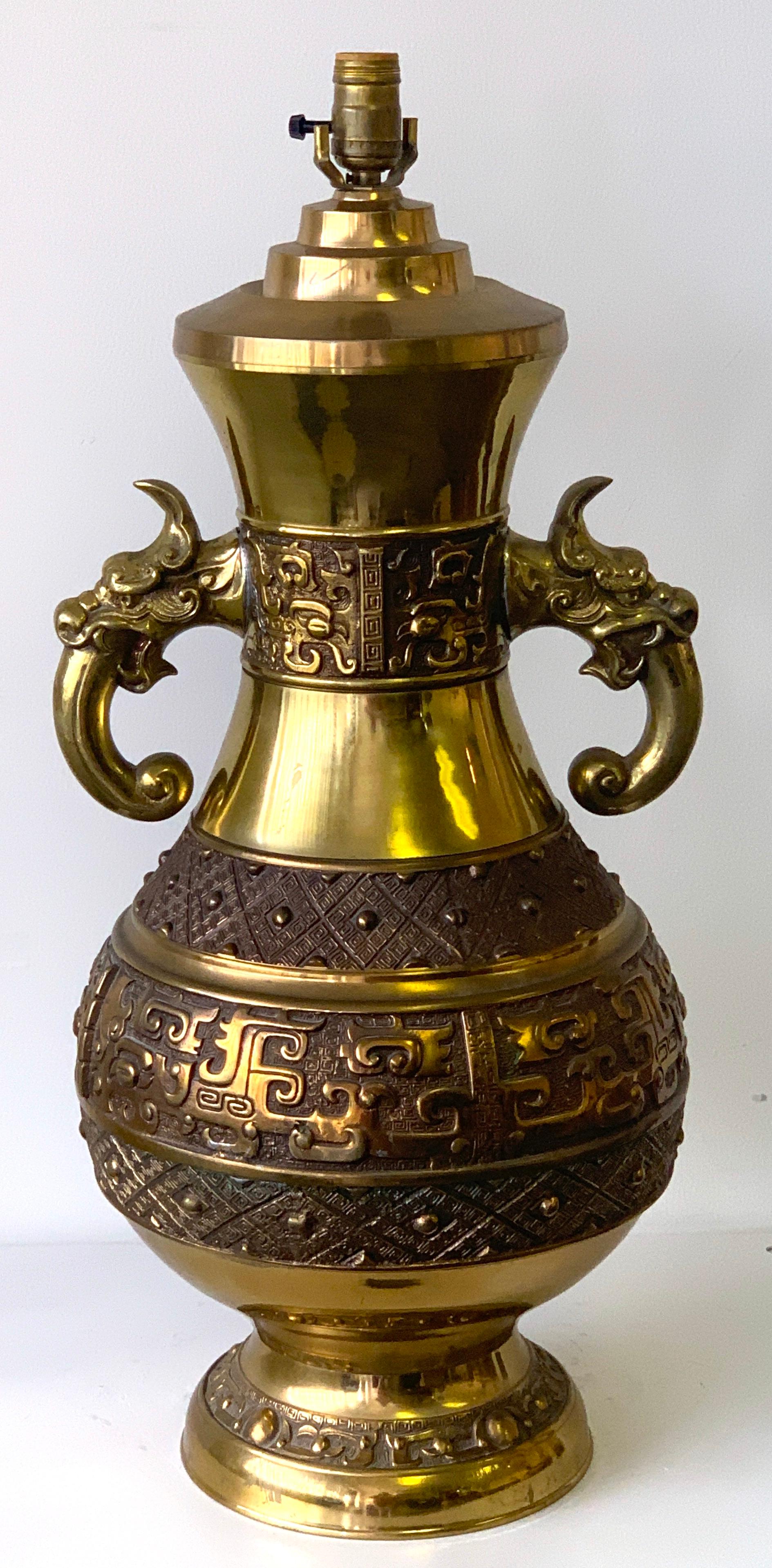 Grande lampe chinoise en arc de cercle en laiton, par Marbro Lamp Co. 2