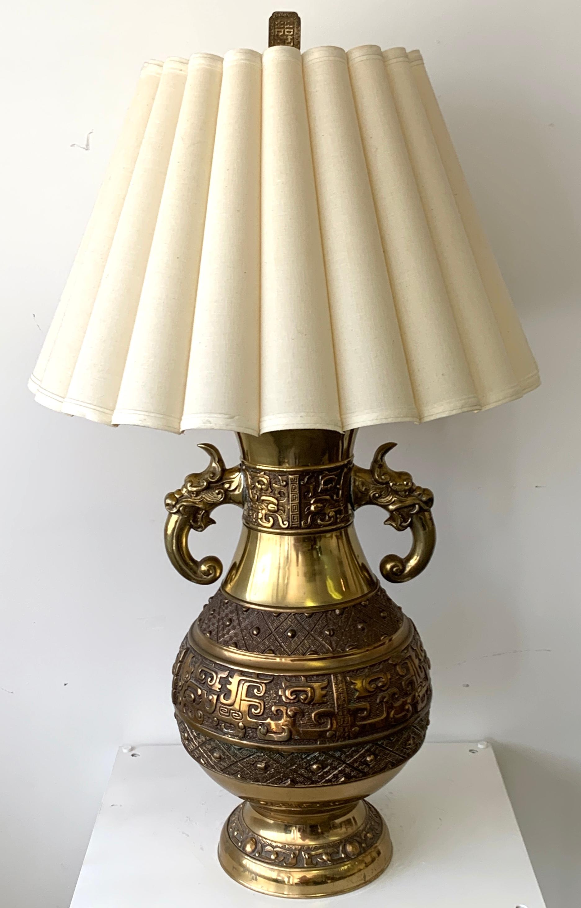 Grande lampe chinoise en arc de cercle en laiton, par Marbro Lamp Co. 3