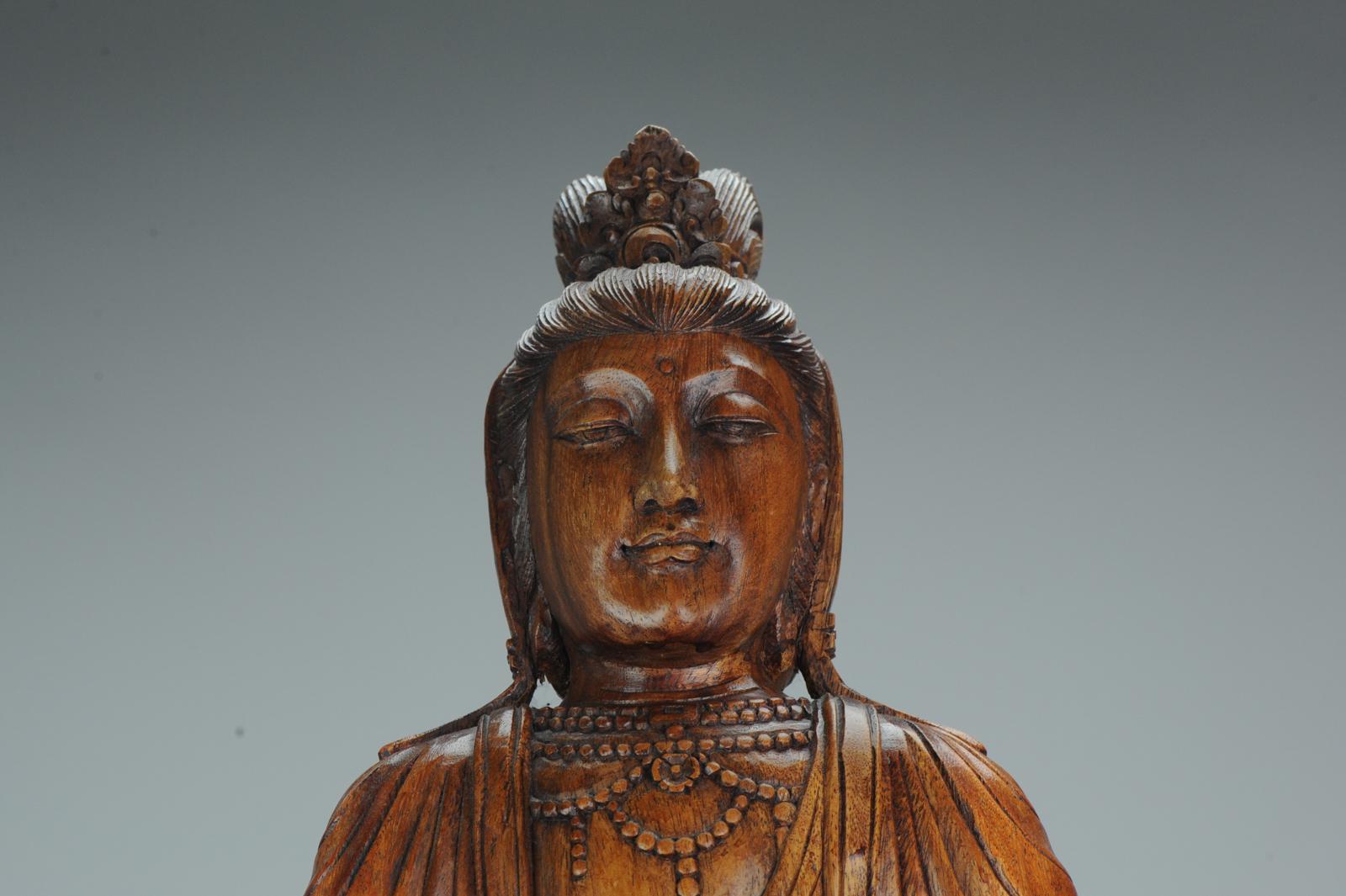 Énorme statue magnifiquement sculptée d'un Guanyin. Elle est assise sur un trône.

Guanyin, Guan Yin ou Kuan Yin (/ˌɡwɑːnˈjɪn/) est la traduction chinoise la plus courante du bodhisattva connu sous le nom d'Avalokiteśvara. Guanyin est le bodhisattva